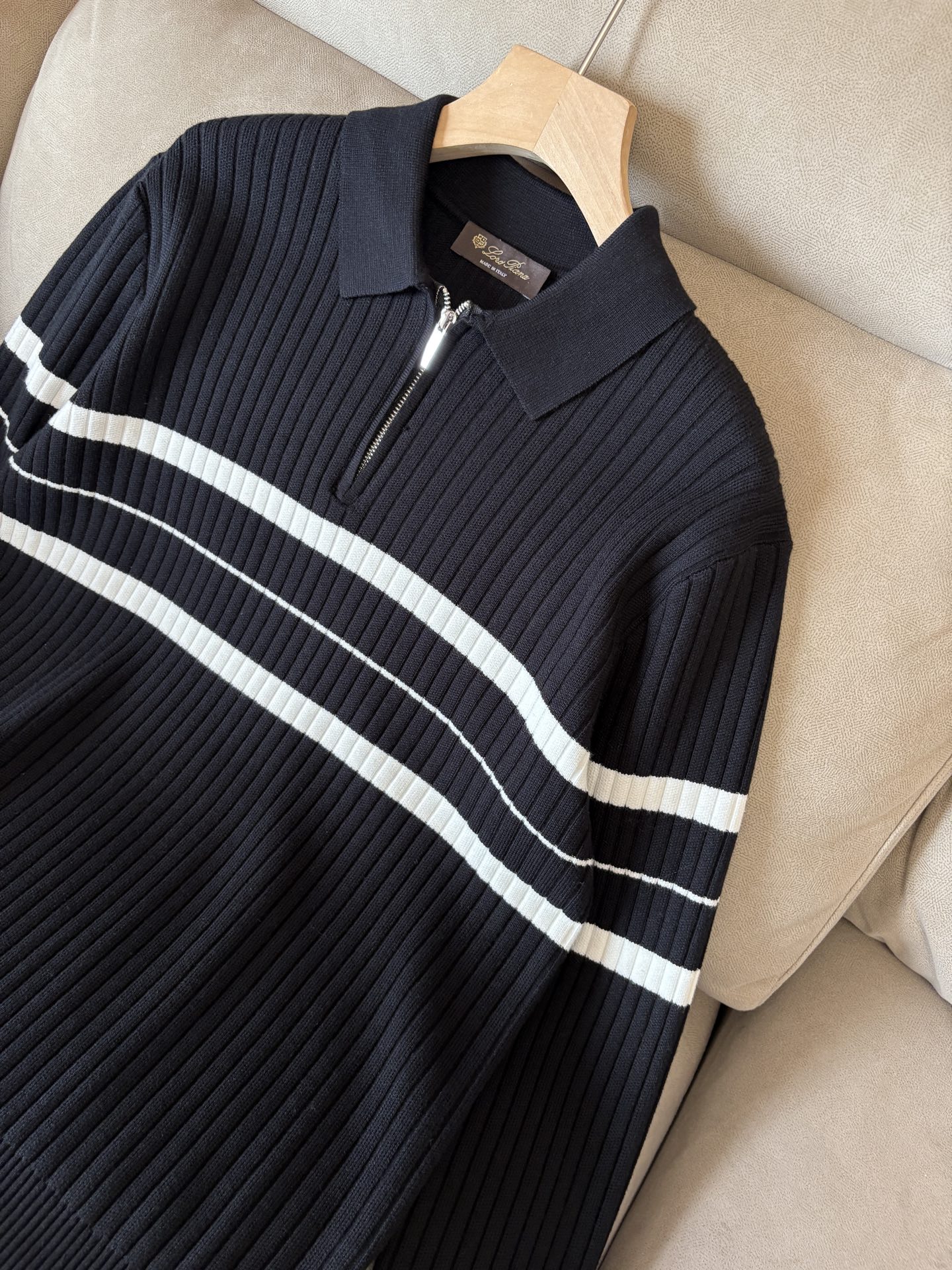 耗时王”菱形提花设计甄选超细优质纱线翻领短袖男士典藏款「耗时王」长袖针织奢雅工艺，触肤即高阶。• 匠心底