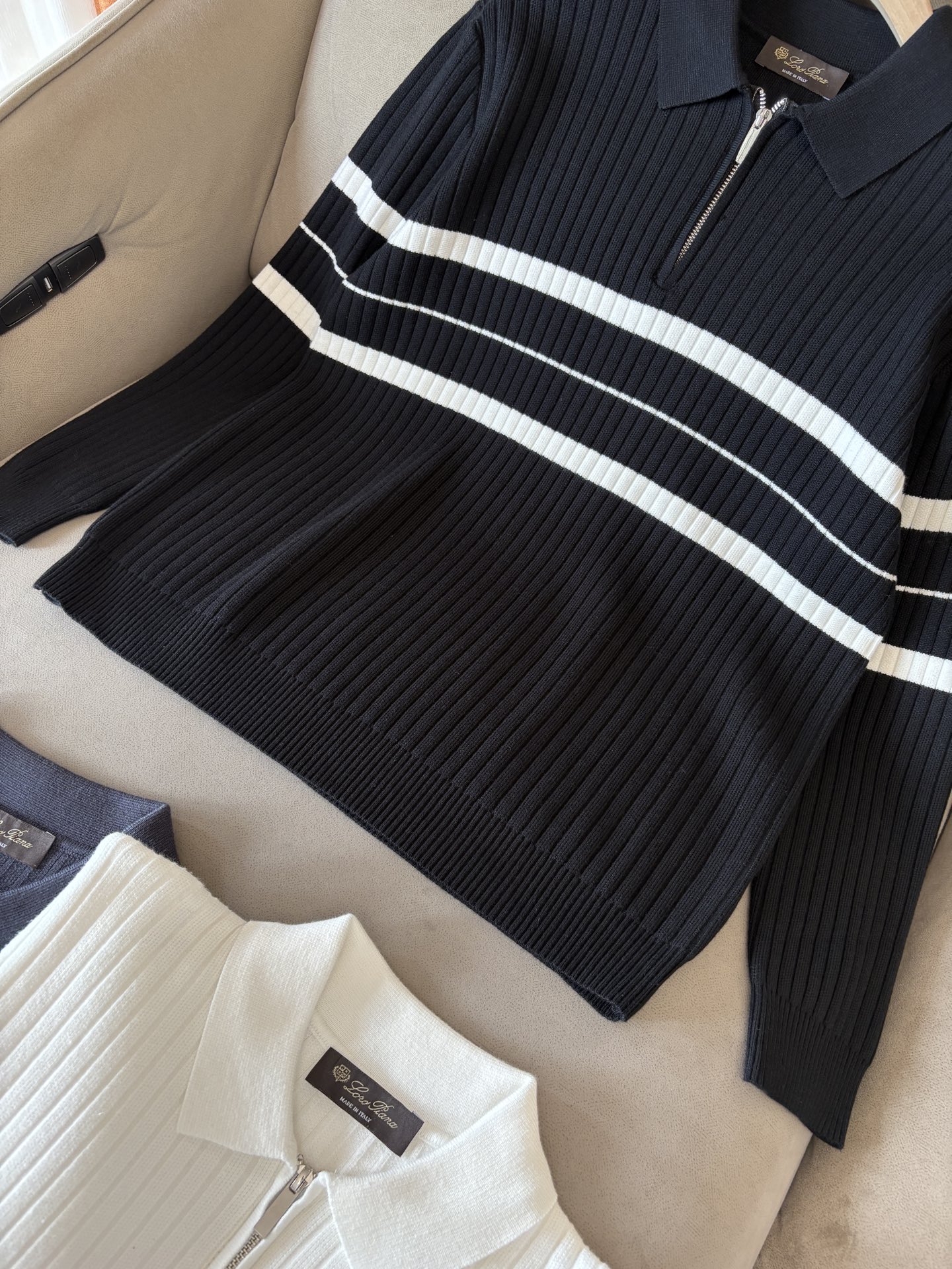 耗时王”菱形提花设计甄选超细优质纱线翻领短袖男士典藏款「耗时王」长袖针织奢雅工艺，触肤即高阶。• 匠心底