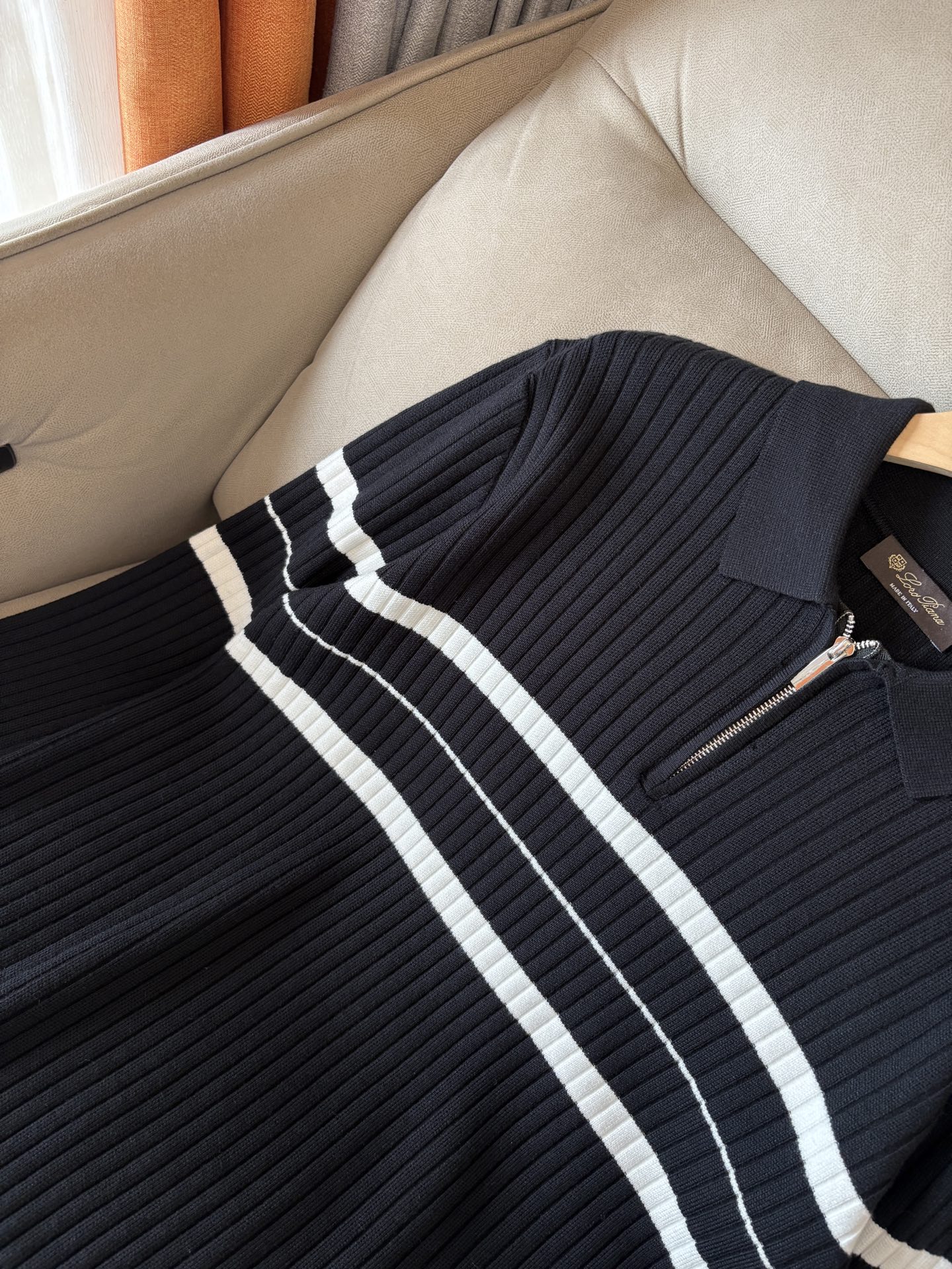 耗时王”菱形提花设计甄选超细优质纱线翻领短袖男士典藏款「耗时王」长袖针织奢雅工艺，触肤即高阶。• 匠心底