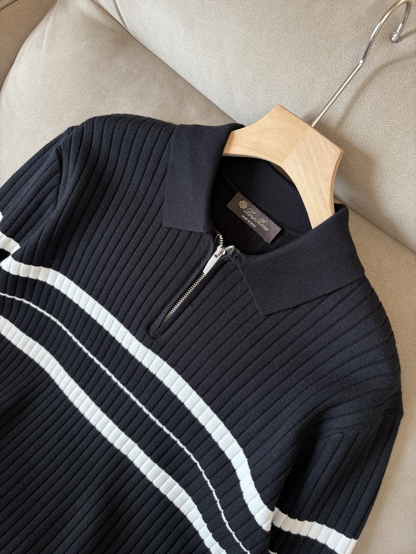 耗时王”菱形提花设计甄选超细优质纱线翻领短袖男士典藏款「耗时王」长袖针织奢雅工艺，触肤即高阶。• 匠心底