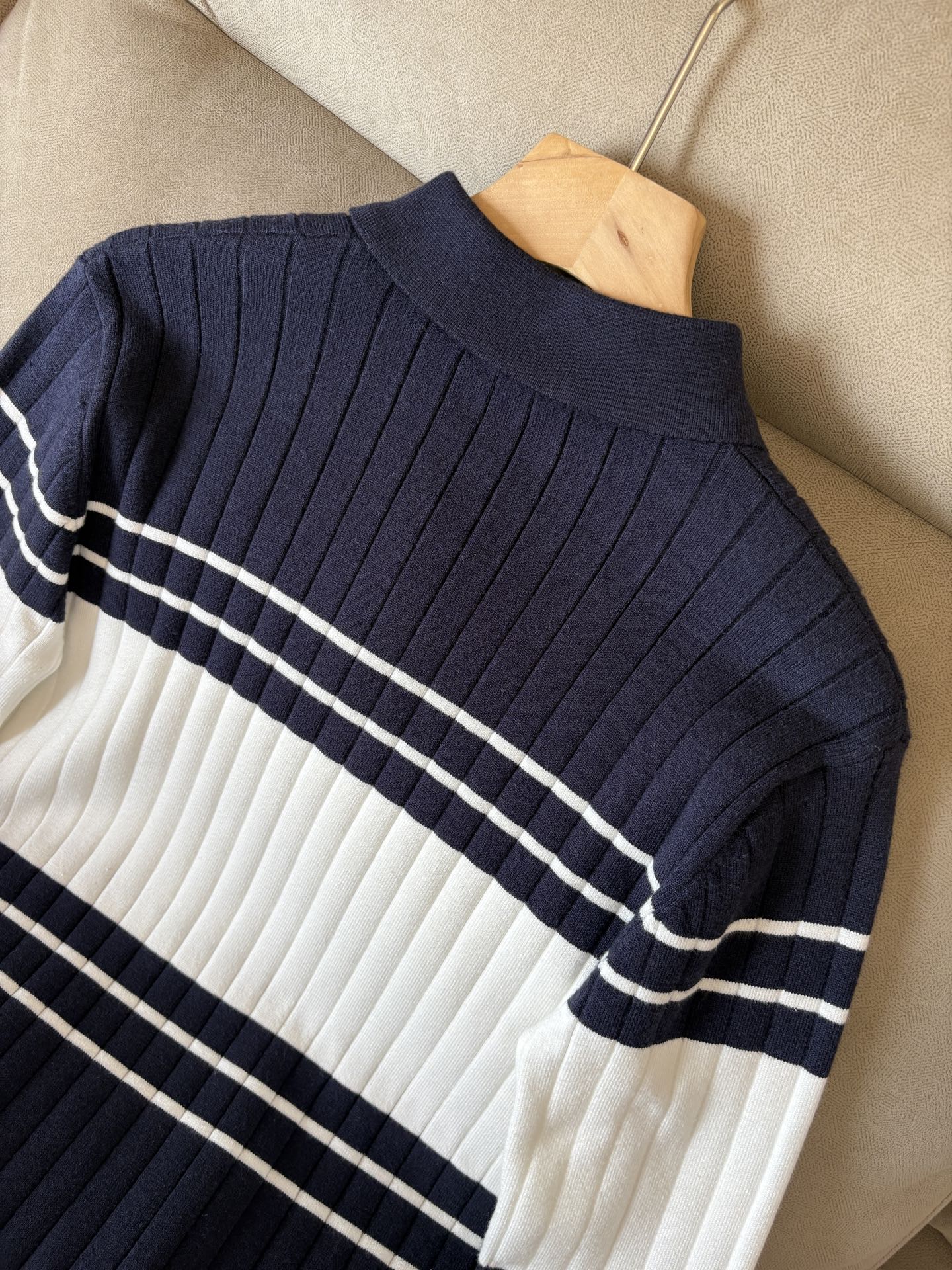 耗时王”菱形提花设计甄选超细优质纱线翻领短袖男士典藏款「耗时王」长袖针织奢雅工艺，触肤即高阶。• 匠心底