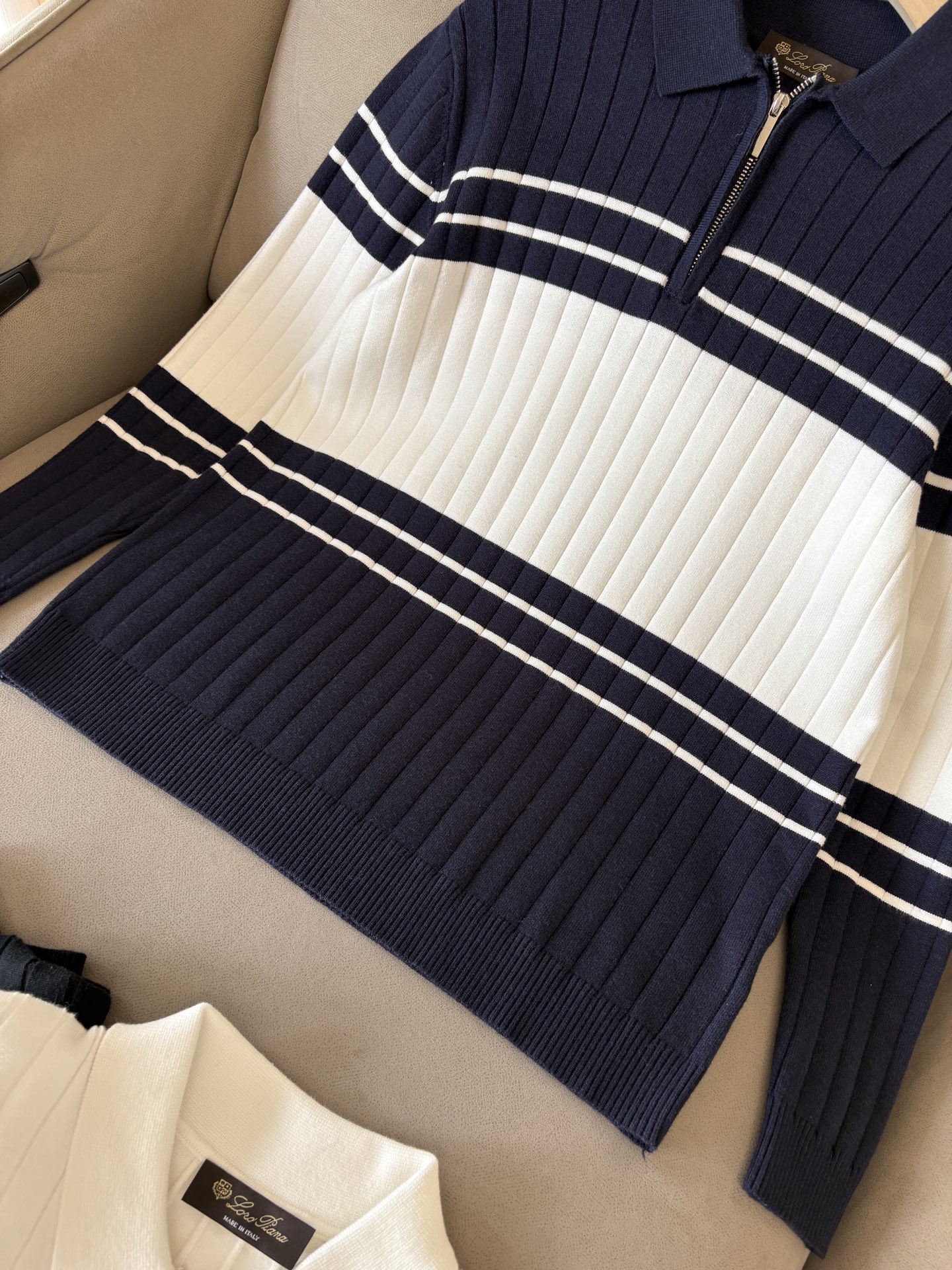 耗时王”菱形提花设计甄选超细优质纱线翻领短袖男士典藏款「耗时王」长袖针织奢雅工艺，触肤即高阶。• 匠心底