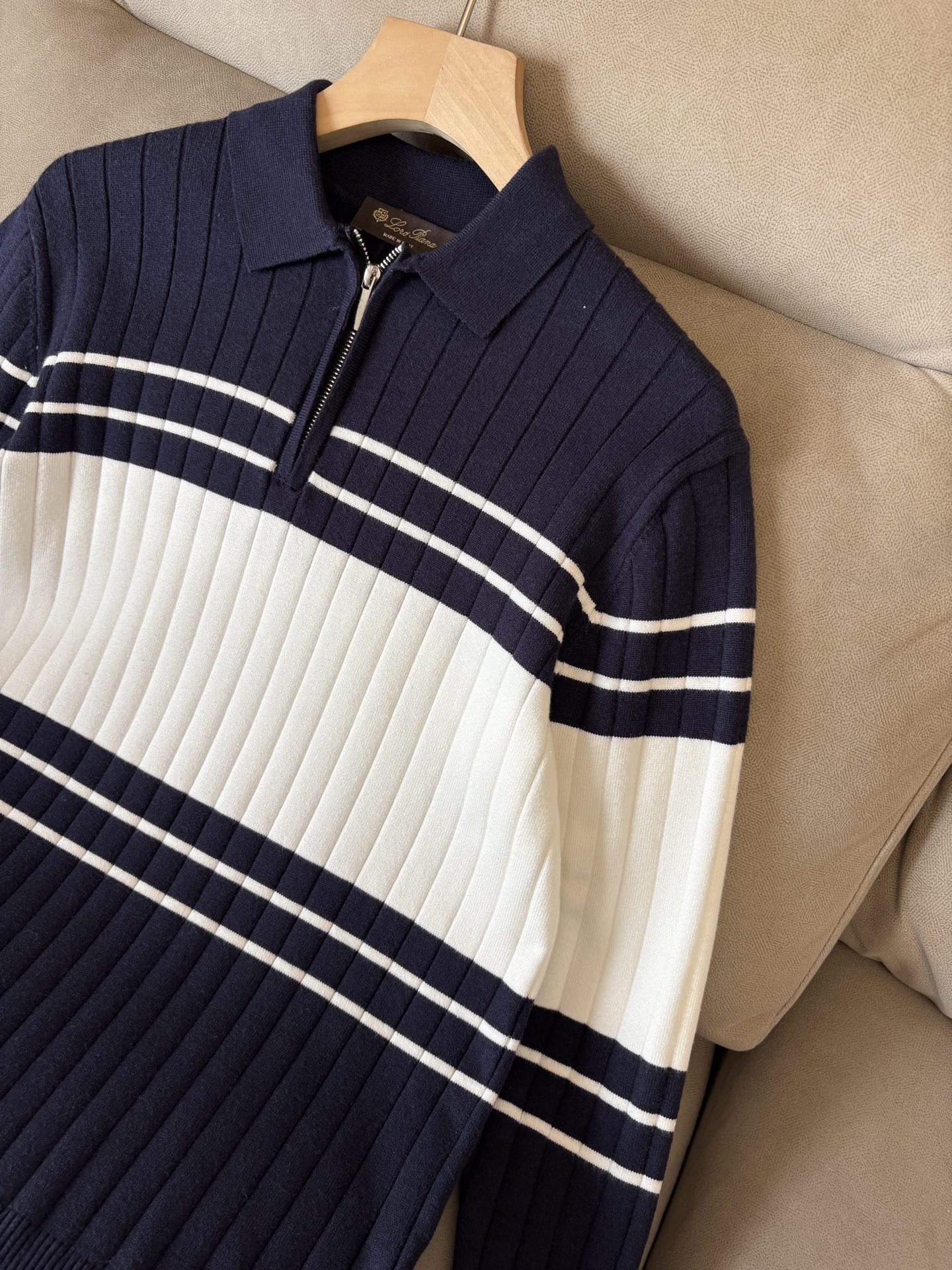 耗时王”菱形提花设计甄选超细优质纱线翻领短袖男士典藏款「耗时王」长袖针织奢雅工艺，触肤即高阶。• 匠心底