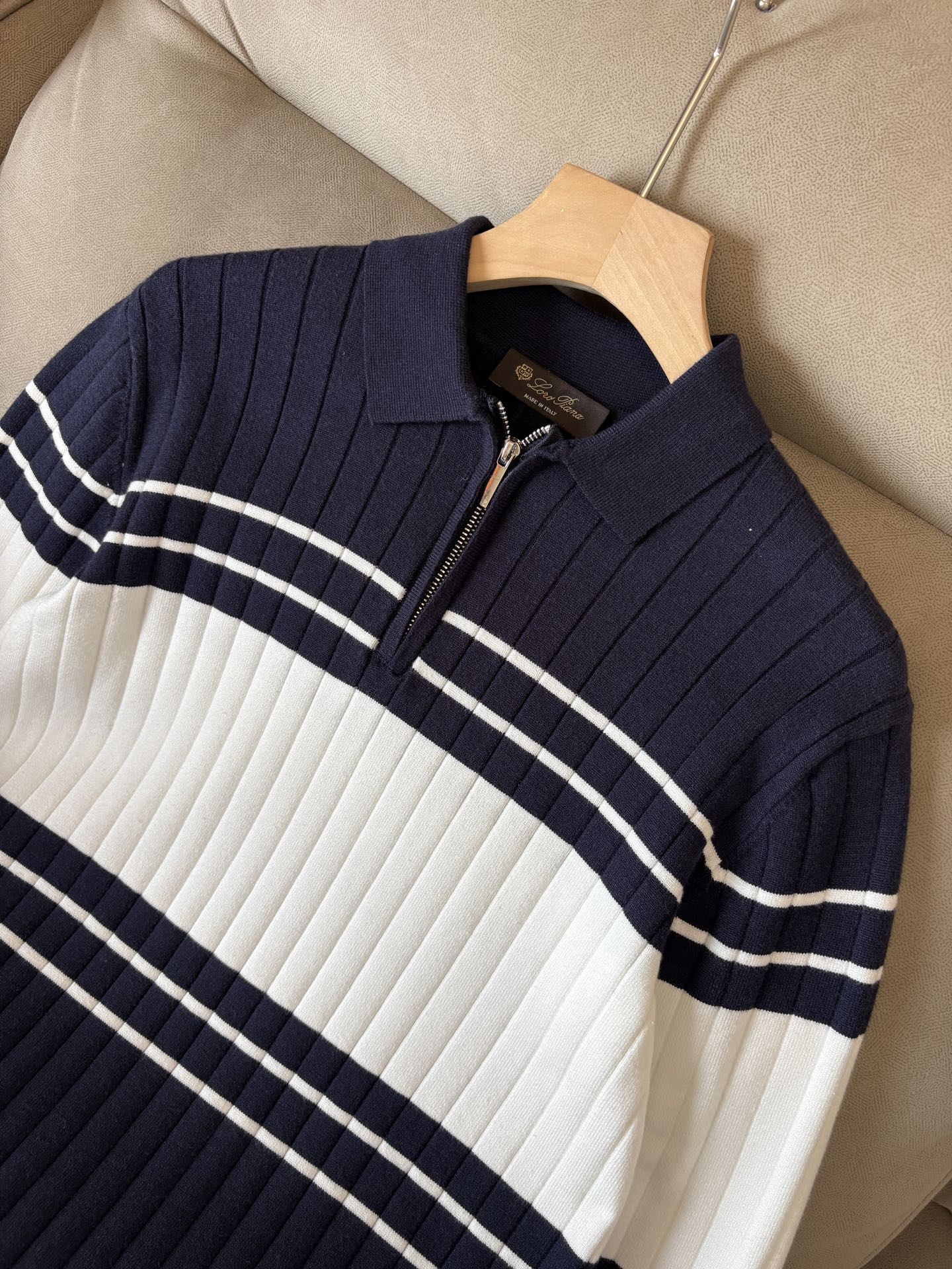 耗时王”菱形提花设计甄选超细优质纱线翻领短袖男士典藏款「耗时王」长袖针织奢雅工艺，触肤即高阶。• 匠心底