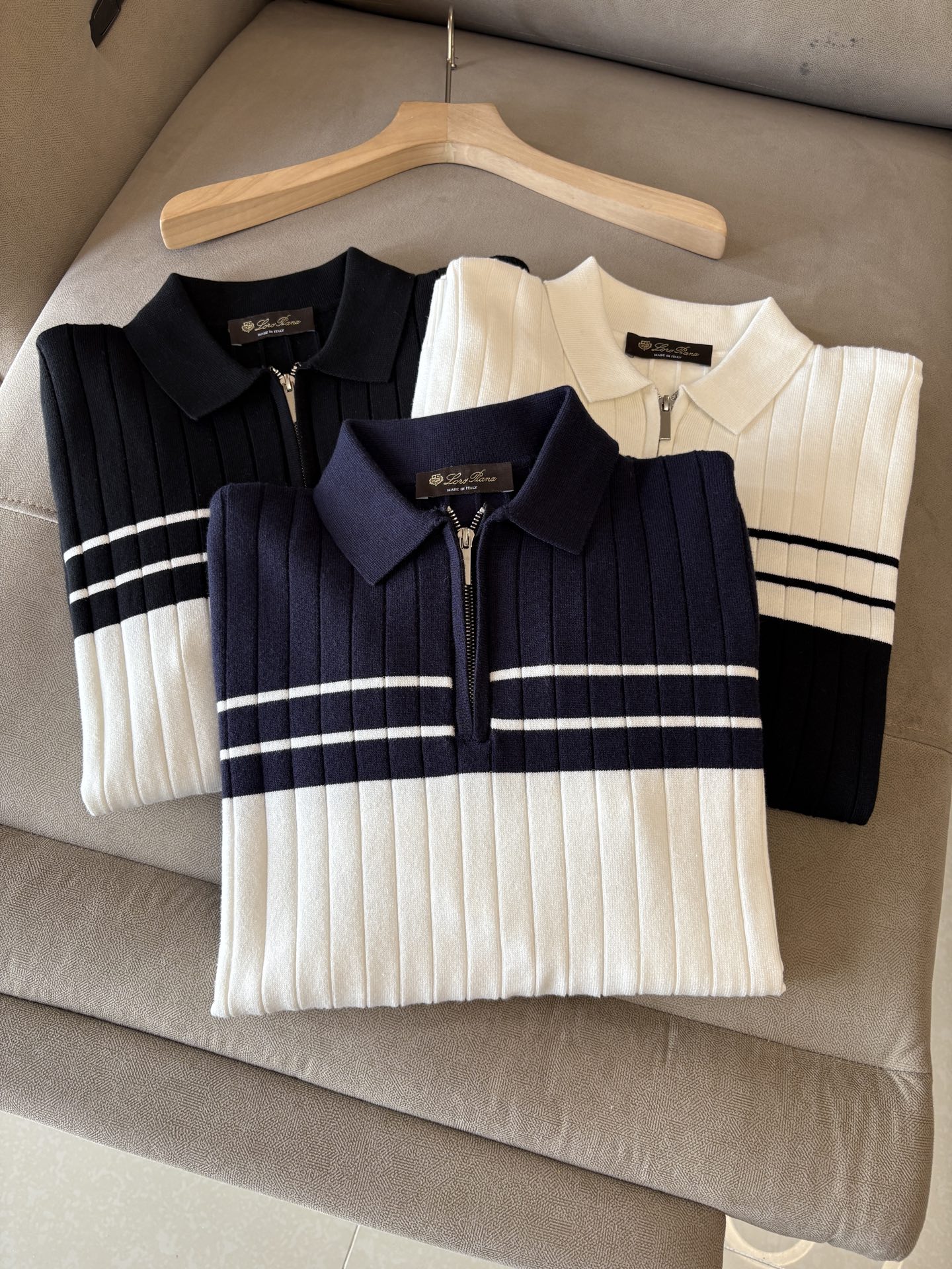 耗时王”菱形提花设计甄选超细优质纱线翻领短袖男士典藏款「耗时王」长袖针织奢雅工艺，触肤即高阶。• 匠心底