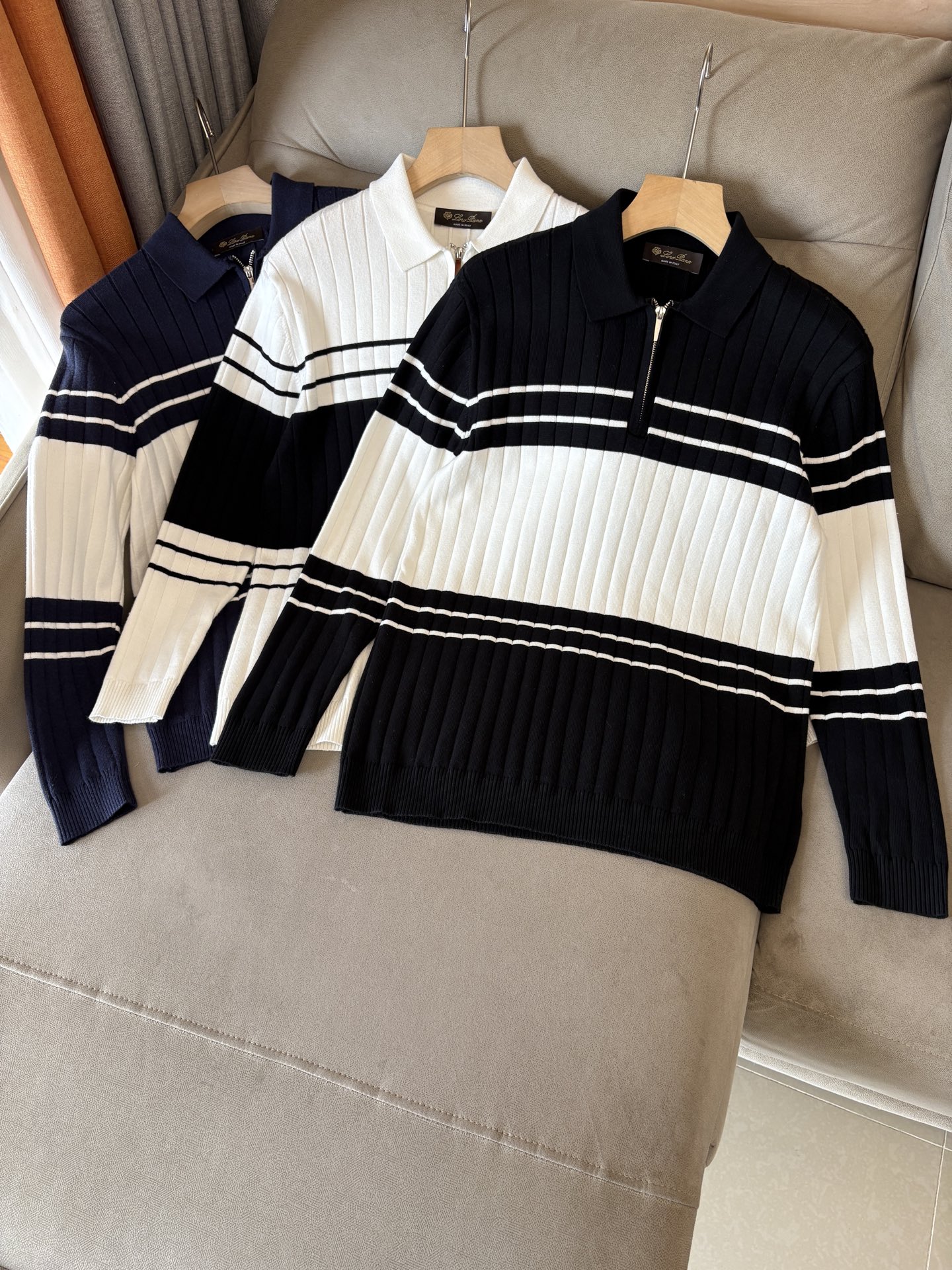 耗时王”菱形提花设计甄选超细优质纱线翻领短袖男士典藏款「耗时王」长袖针织奢雅工艺，触肤即高阶。• 匠心底