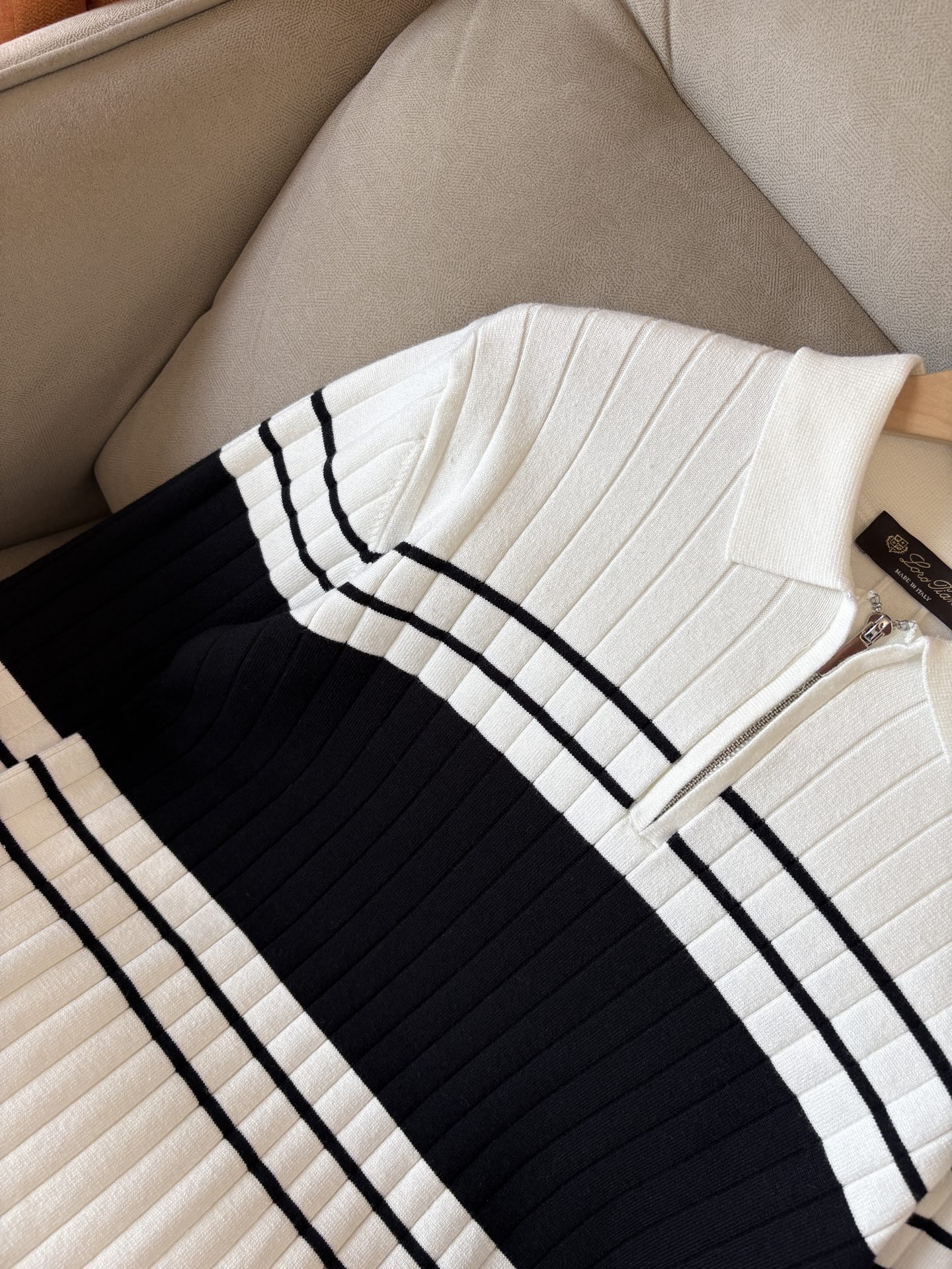 耗时王”菱形提花设计甄选超细优质纱线翻领短袖男士典藏款「耗时王」长袖针织奢雅工艺，触肤即高阶。• 匠心底