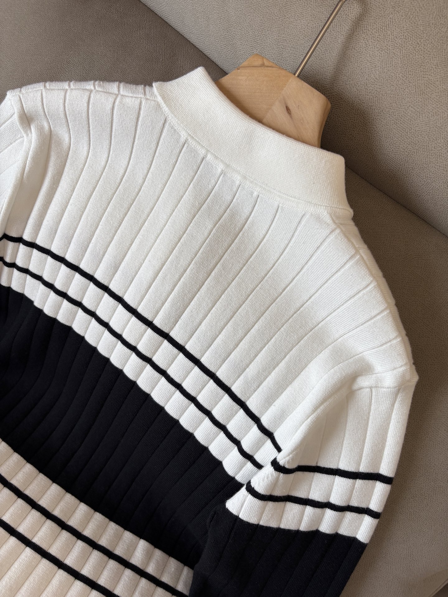 耗时王”菱形提花设计甄选超细优质纱线翻领短袖男士典藏款「耗时王」长袖针织奢雅工艺，触肤即高阶。• 匠心底