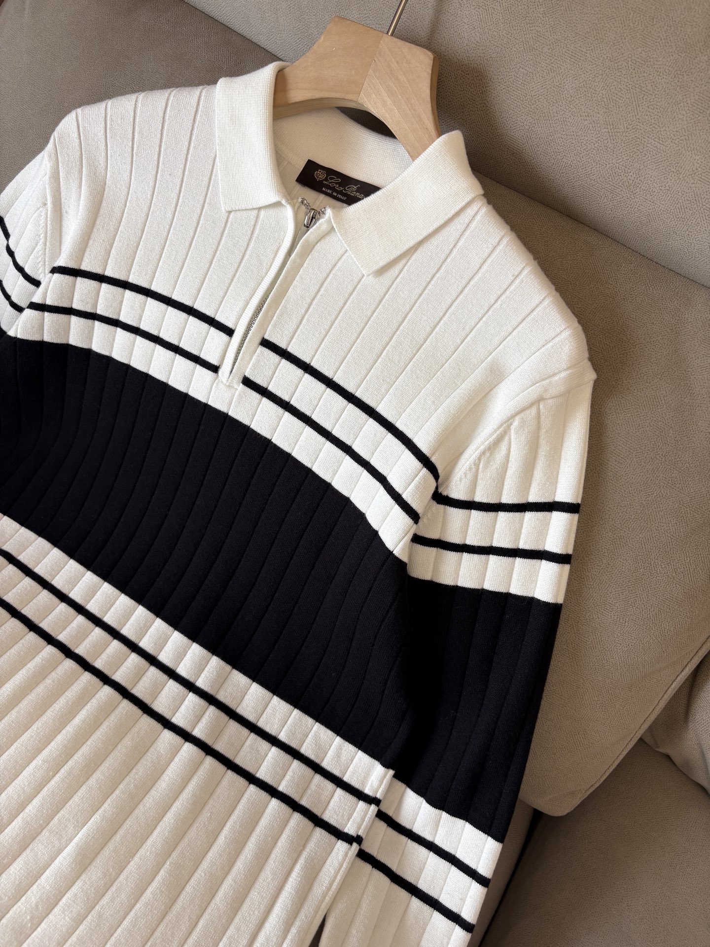 耗时王”菱形提花设计甄选超细优质纱线翻领短袖男士典藏款「耗时王」长袖针织奢雅工艺，触肤即高阶。• 匠心底