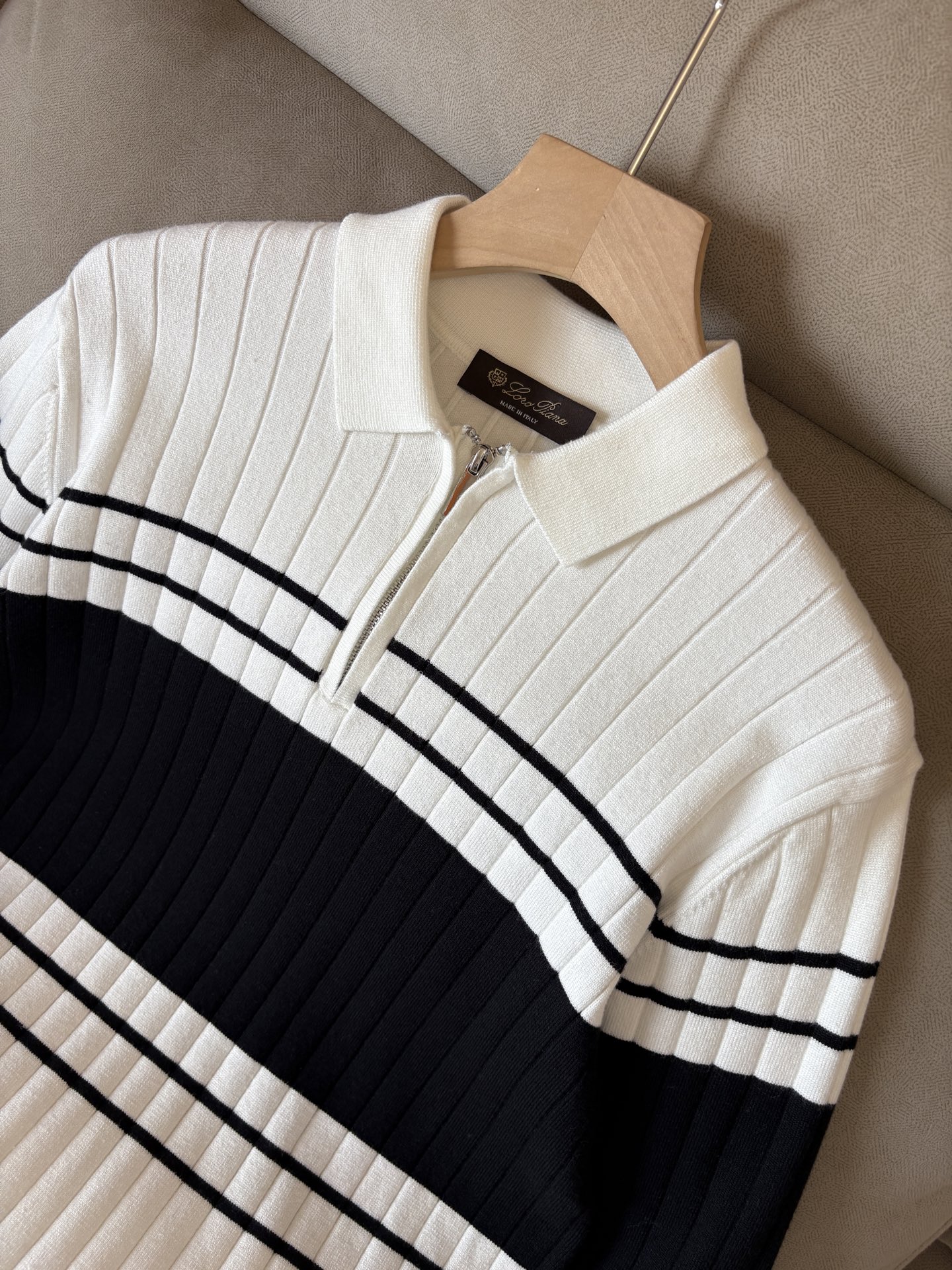 耗时王”菱形提花设计甄选超细优质纱线翻领短袖男士典藏款「耗时王」长袖针织奢雅工艺，触肤即高阶。• 匠心底