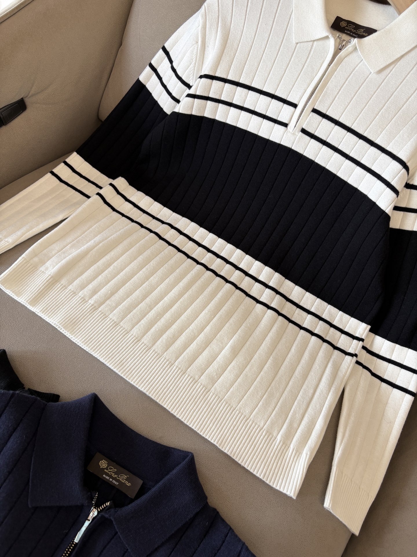 耗时王”菱形提花设计甄选超细优质纱线翻领短袖男士典藏款「耗时王」长袖针织奢雅工艺，触肤即高阶。• 匠心底