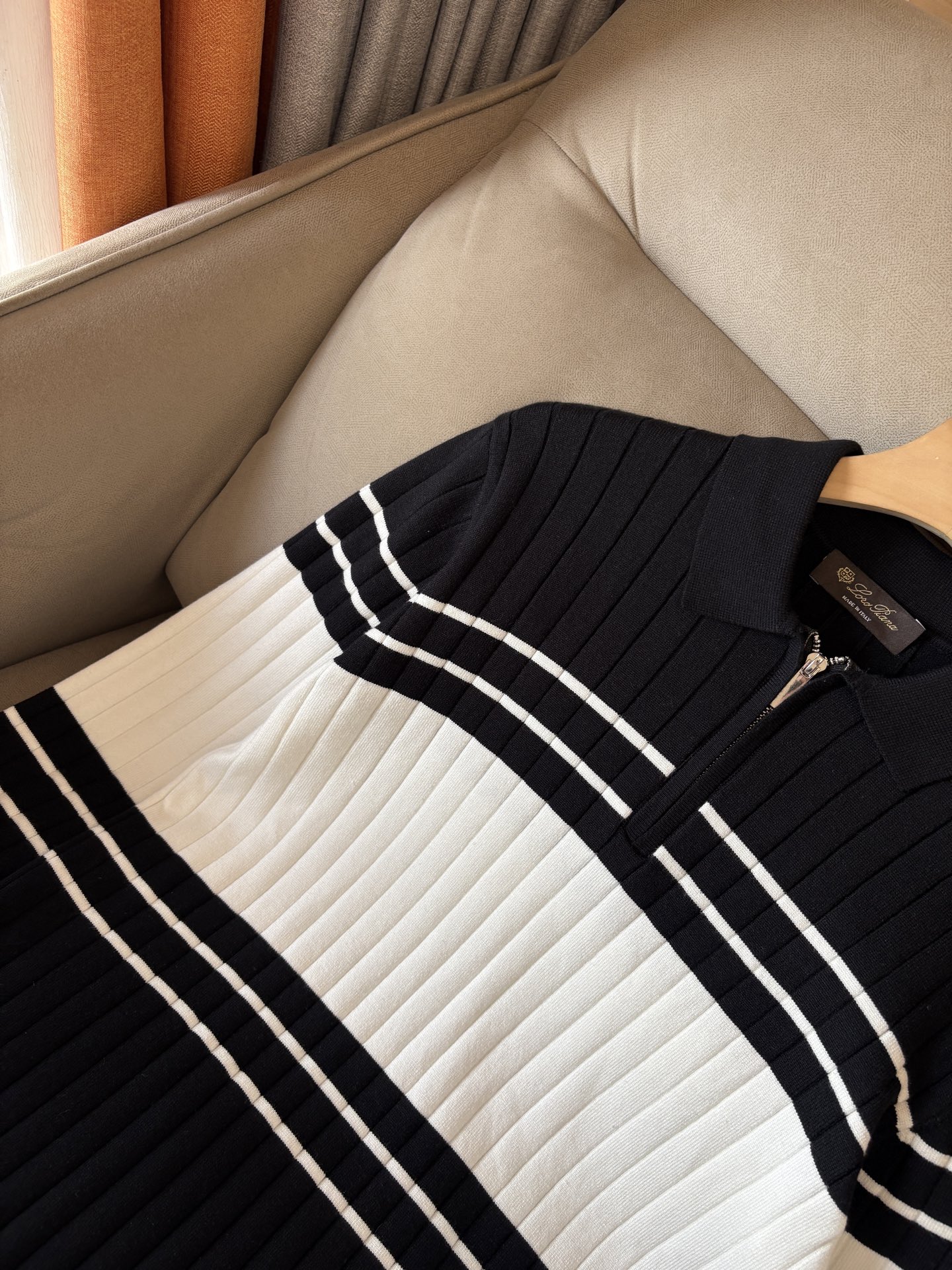 耗时王”菱形提花设计甄选超细优质纱线翻领短袖男士典藏款「耗时王」长袖针织奢雅工艺，触肤即高阶。• 匠心底