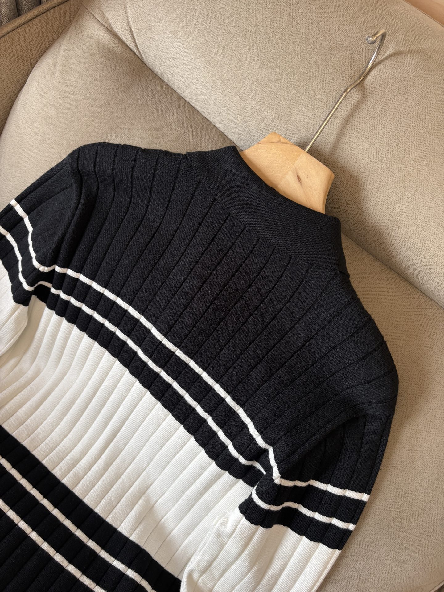 耗时王”菱形提花设计甄选超细优质纱线翻领短袖男士典藏款「耗时王」长袖针织奢雅工艺，触肤即高阶。• 匠心底