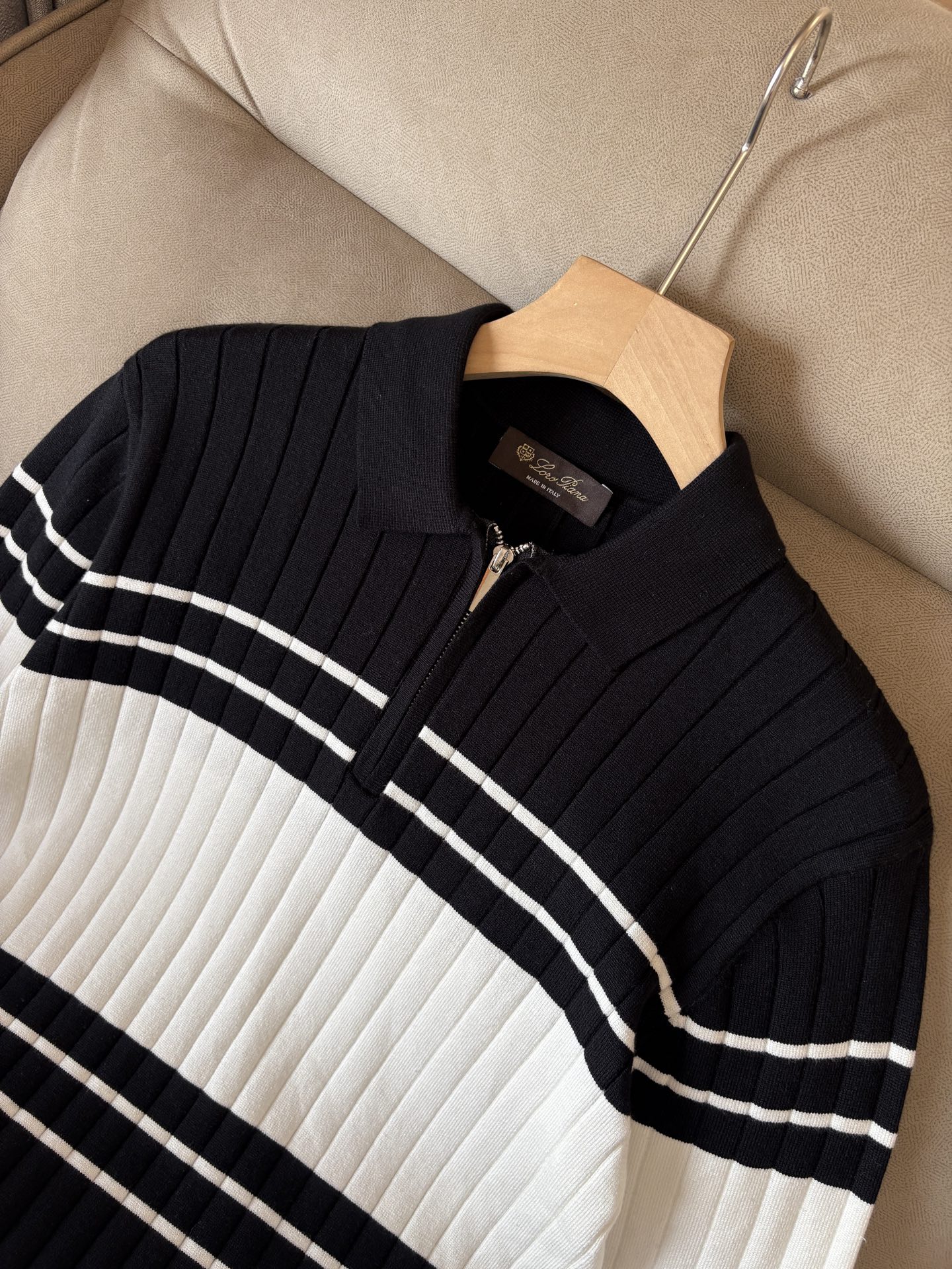 耗时王”菱形提花设计甄选超细优质纱线翻领短袖男士典藏款「耗时王」长袖针织奢雅工艺，触肤即高阶。• 匠心底