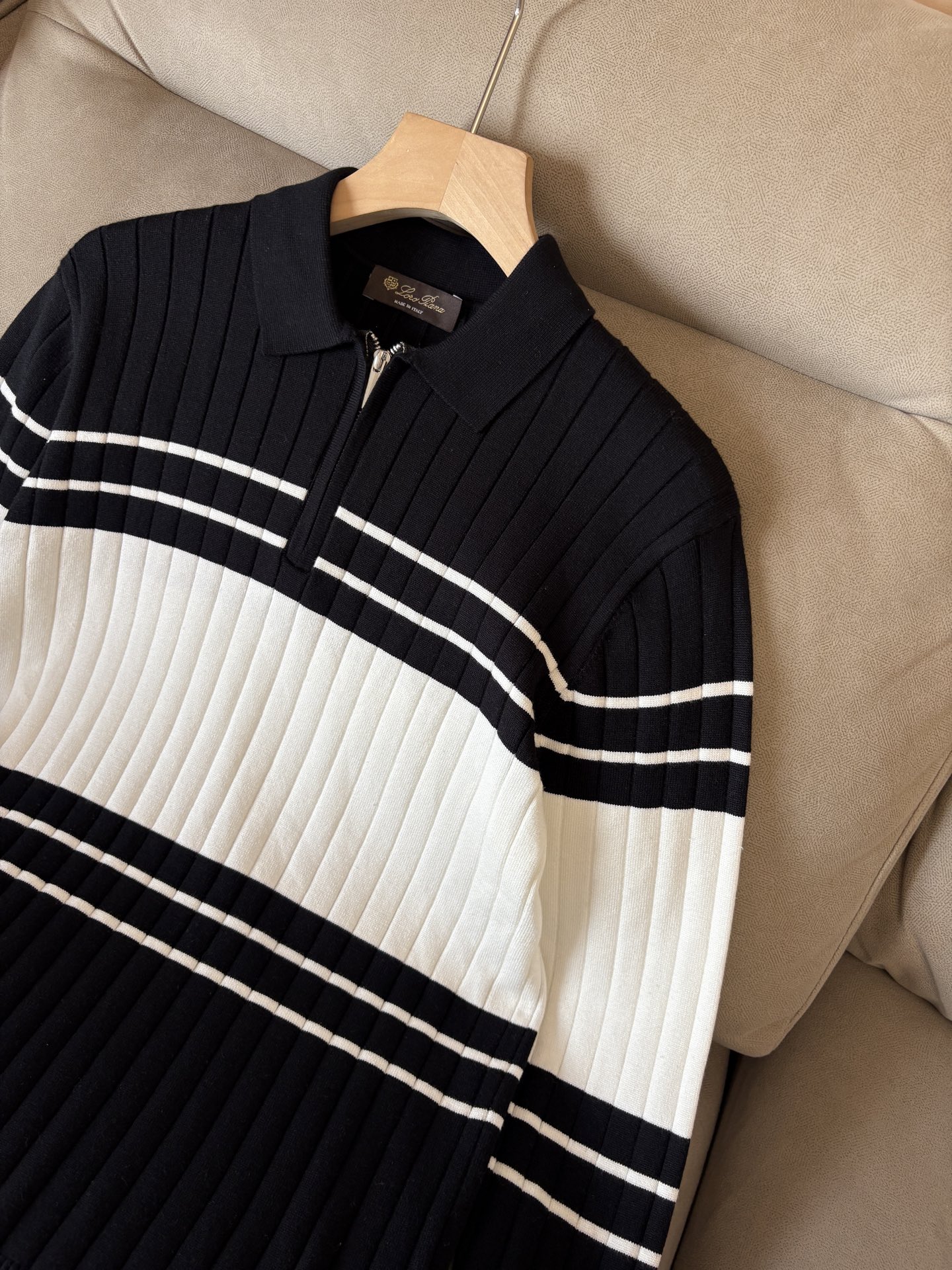 耗时王”菱形提花设计甄选超细优质纱线翻领短袖男士典藏款「耗时王」长袖针织奢雅工艺，触肤即高阶。• 匠心底