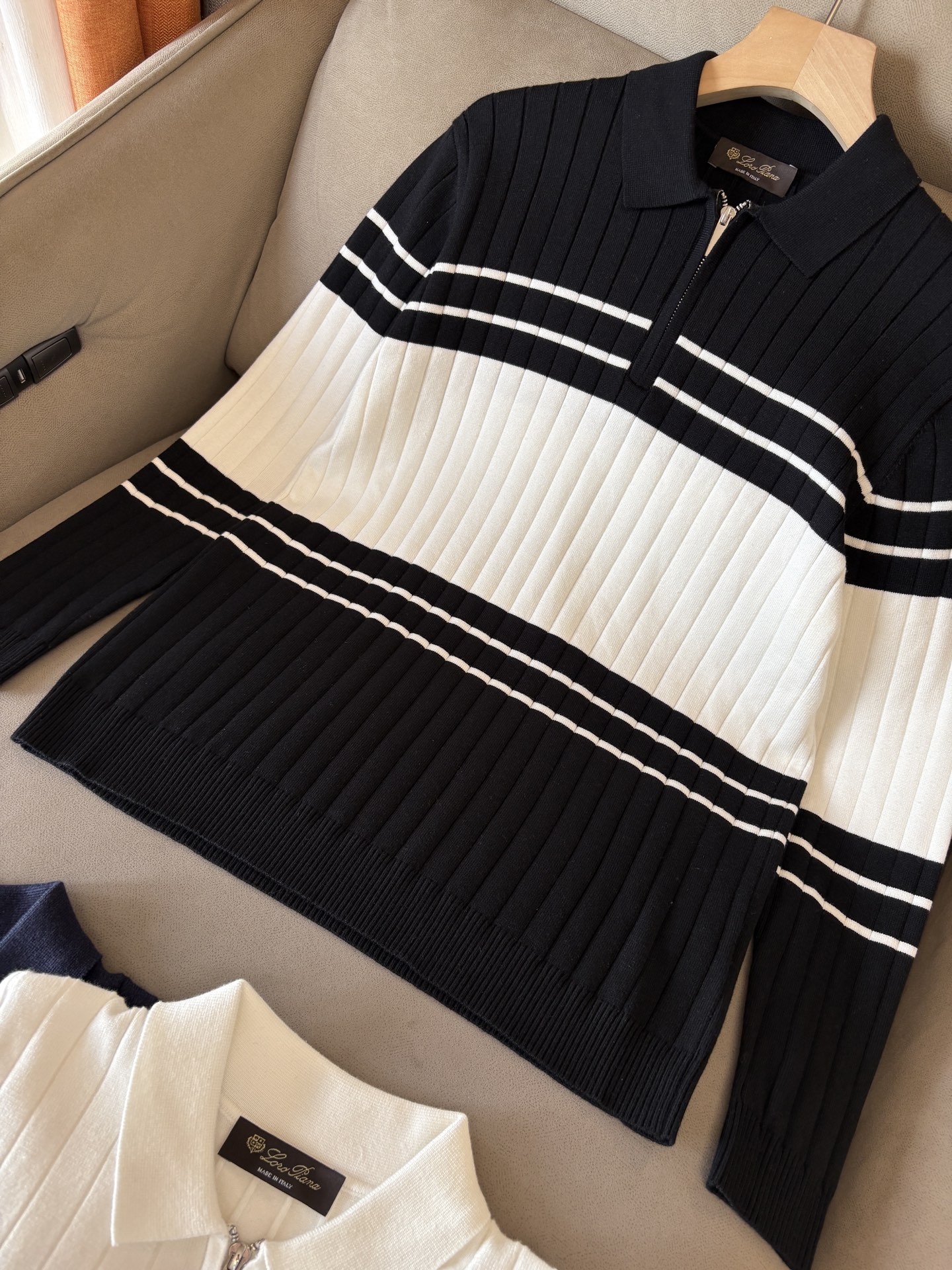 耗时王”菱形提花设计甄选超细优质纱线翻领短袖男士典藏款「耗时王」长袖针织奢雅工艺，触肤即高阶。• 匠心底