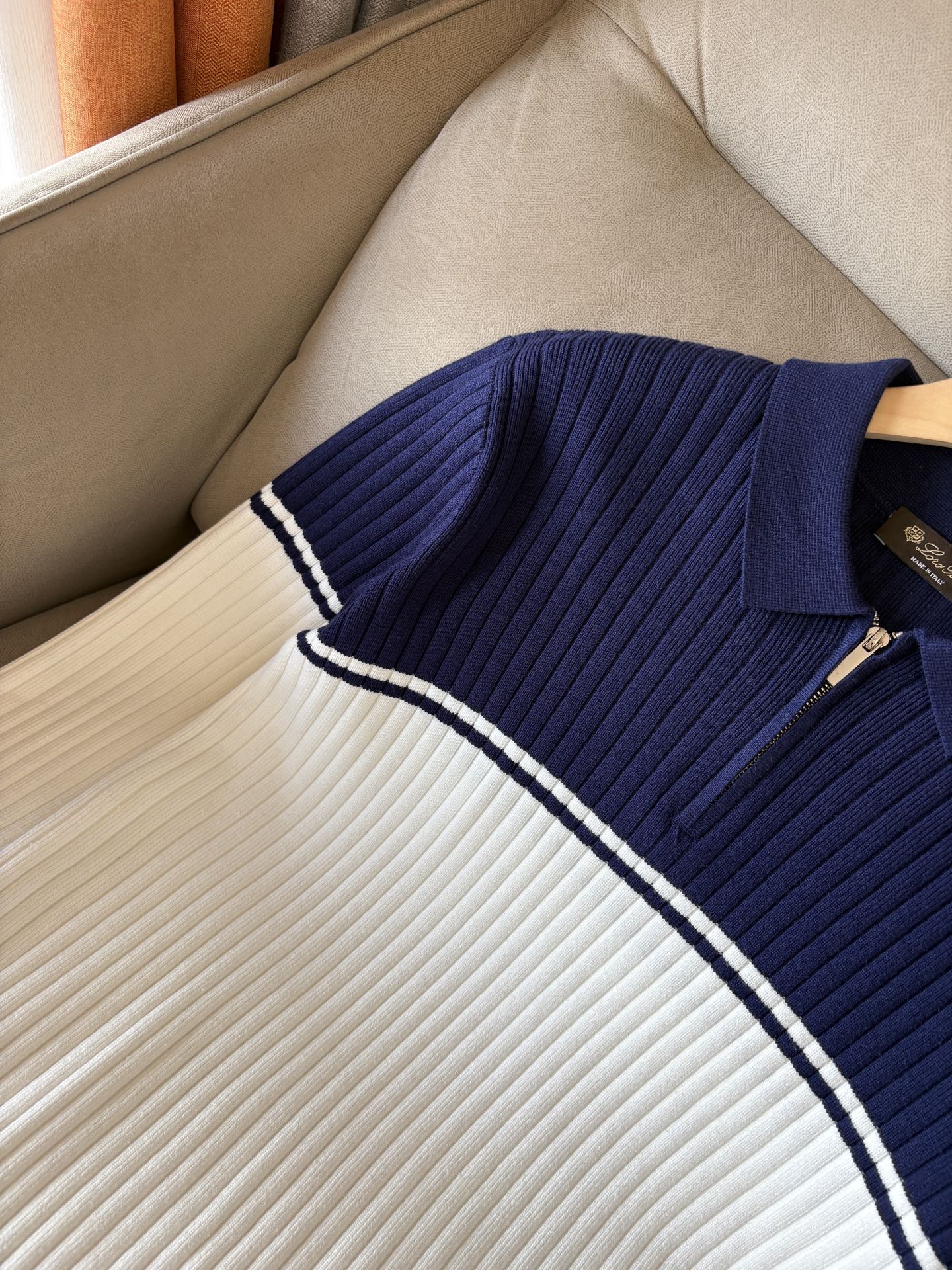 耗时王”菱形提花设计甄选超细优质纱线翻领短袖男士典藏款「耗时王」长袖针织奢雅工艺，触肤即高阶。• 匠心底