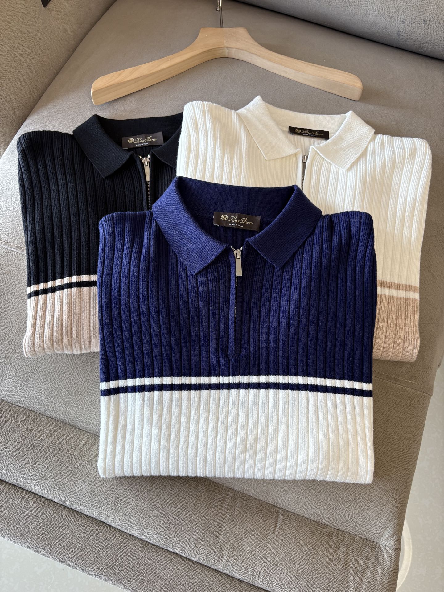 耗时王”菱形提花设计甄选超细优质纱线翻领短袖男士典藏款「耗时王」长袖针织奢雅工艺，触肤即高阶。• 匠心底