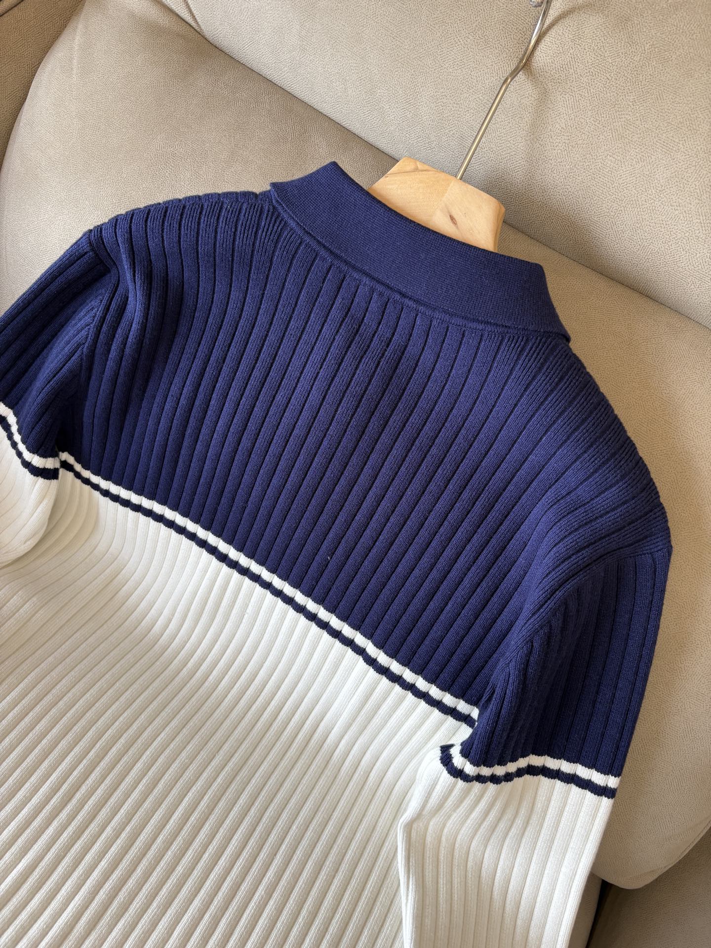 耗时王”菱形提花设计甄选超细优质纱线翻领短袖男士典藏款「耗时王」长袖针织奢雅工艺，触肤即高阶。• 匠心底