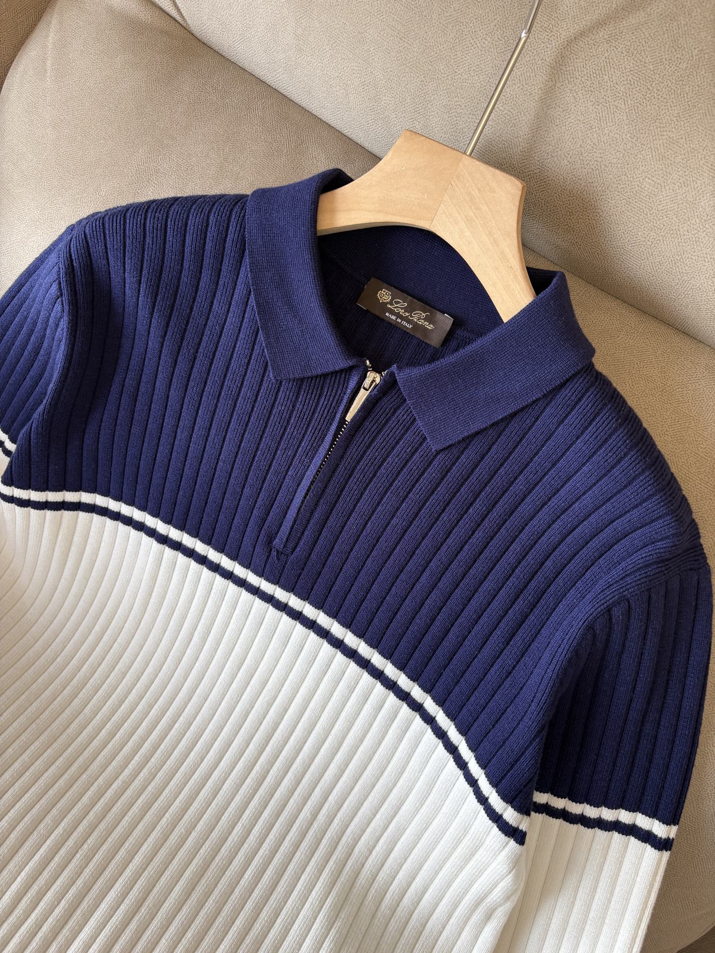 耗时王”菱形提花设计甄选超细优质纱线翻领短袖男士典藏款「耗时王」长袖针织奢雅工艺，触肤即高阶。• 匠心底