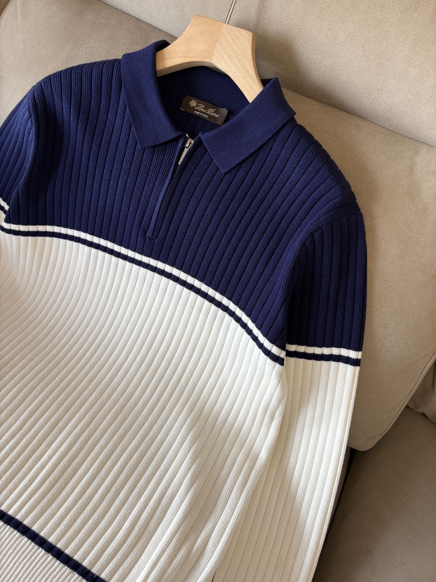 耗时王”菱形提花设计甄选超细优质纱线翻领短袖男士典藏款「耗时王」长袖针织奢雅工艺，触肤即高阶。• 匠心底