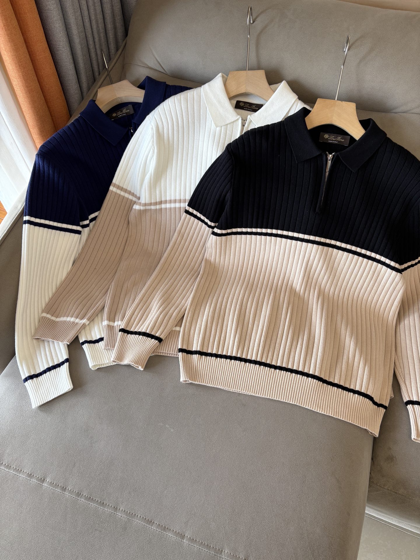 耗时王”菱形提花设计甄选超细优质纱线翻领短袖男士典藏款「耗时王」长袖针织奢雅工艺，触肤即高阶。• 匠心底