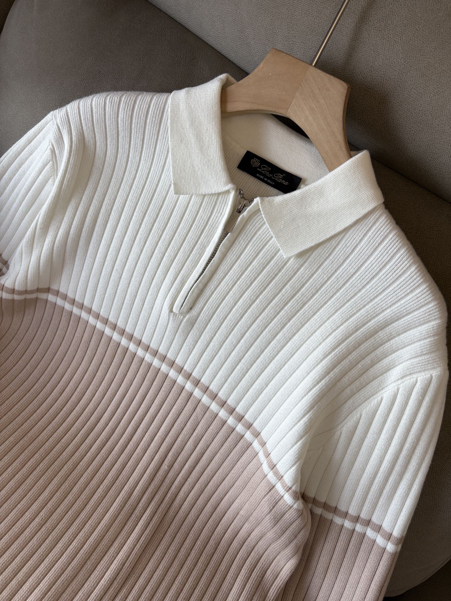 耗时王”菱形提花设计甄选超细优质纱线翻领短袖男士典藏款「耗时王」长袖针织奢雅工艺，触肤即高阶。• 匠心底