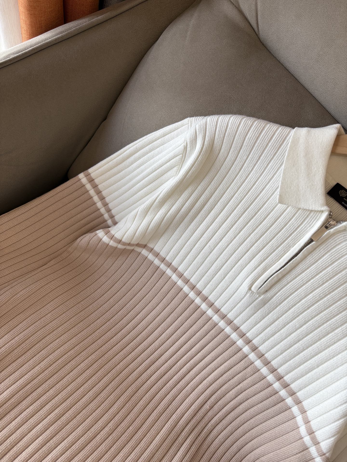 耗时王”菱形提花设计甄选超细优质纱线翻领短袖男士典藏款「耗时王」长袖针织奢雅工艺，触肤即高阶。• 匠心底