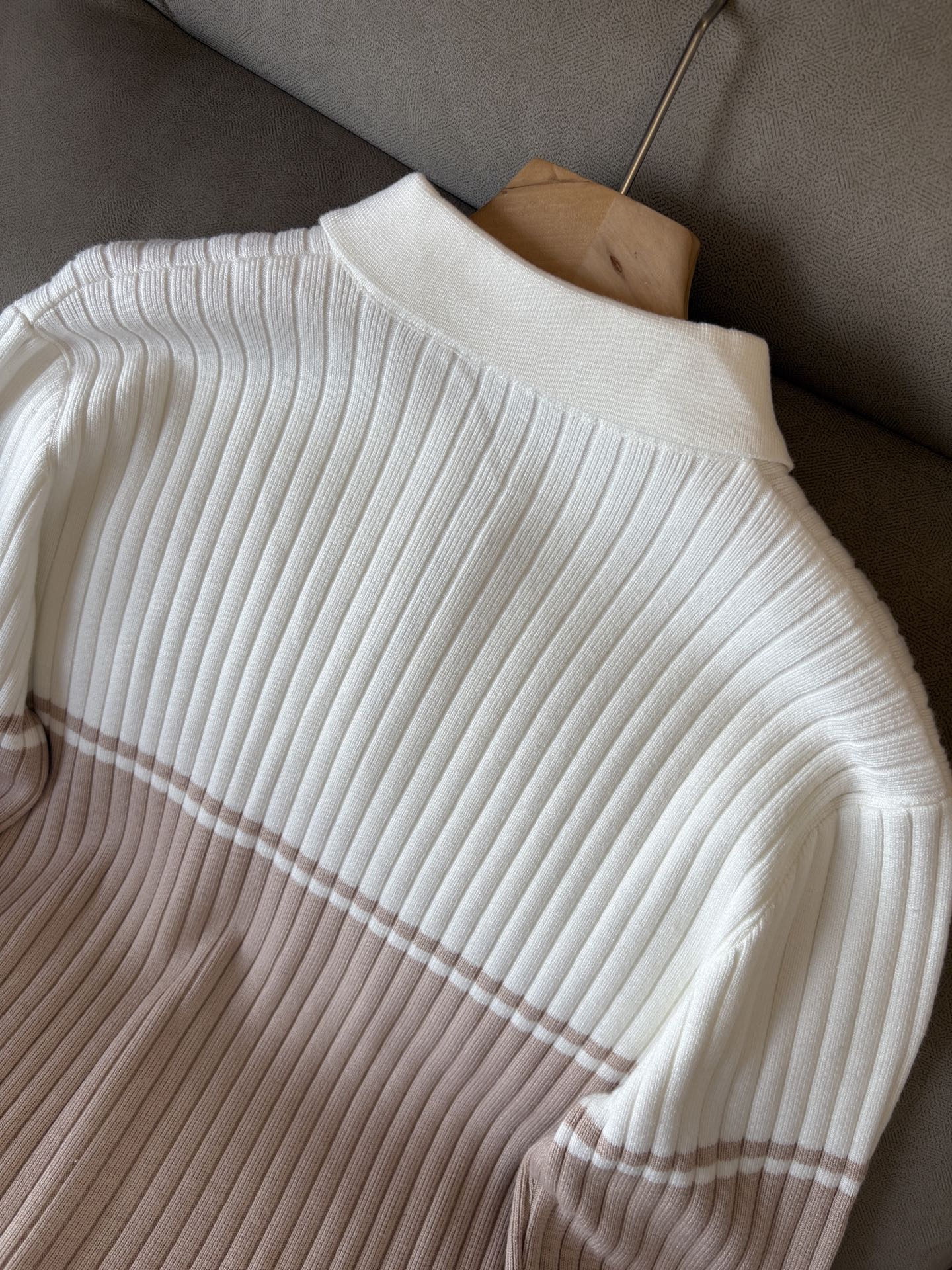 耗时王”菱形提花设计甄选超细优质纱线翻领短袖男士典藏款「耗时王」长袖针织奢雅工艺，触肤即高阶。• 匠心底