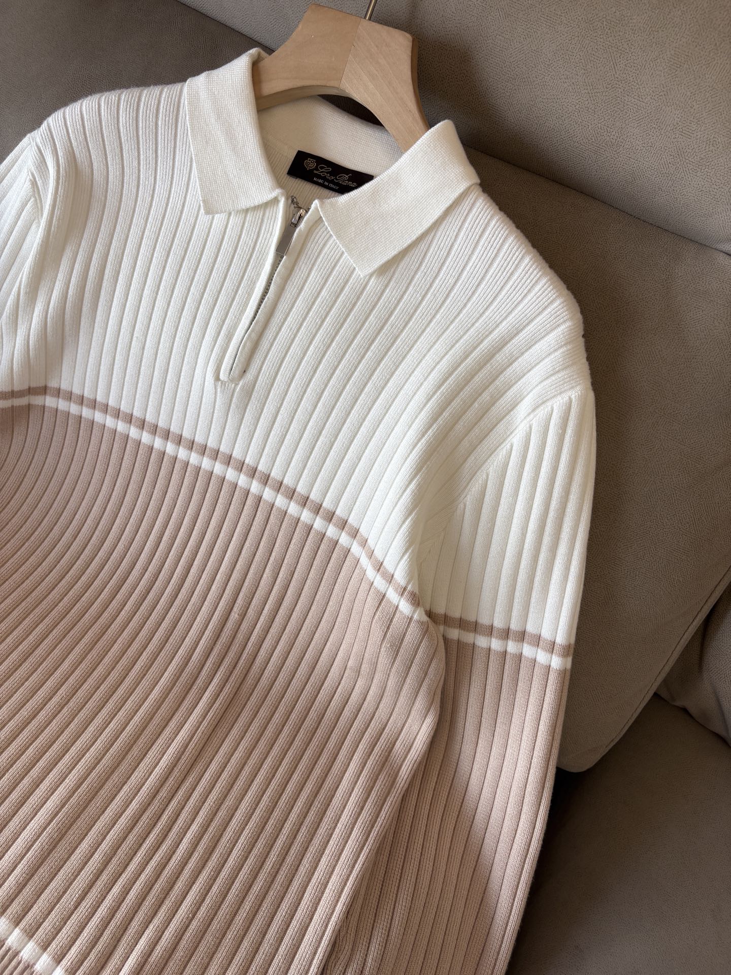 耗时王”菱形提花设计甄选超细优质纱线翻领短袖男士典藏款「耗时王」长袖针织奢雅工艺，触肤即高阶。• 匠心底