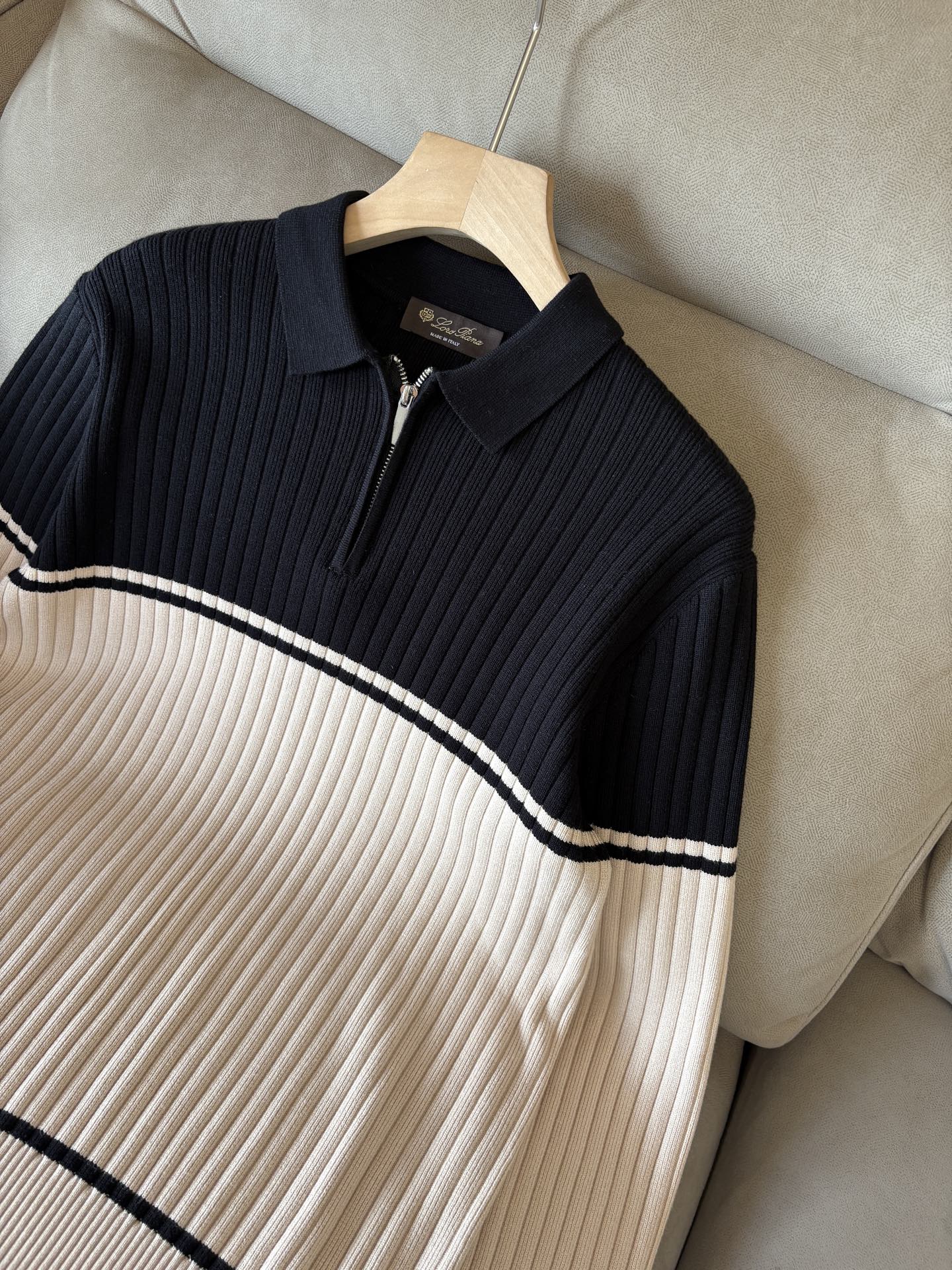 耗时王”菱形提花设计甄选超细优质纱线翻领短袖男士典藏款「耗时王」长袖针织奢雅工艺，触肤即高阶。• 匠心底