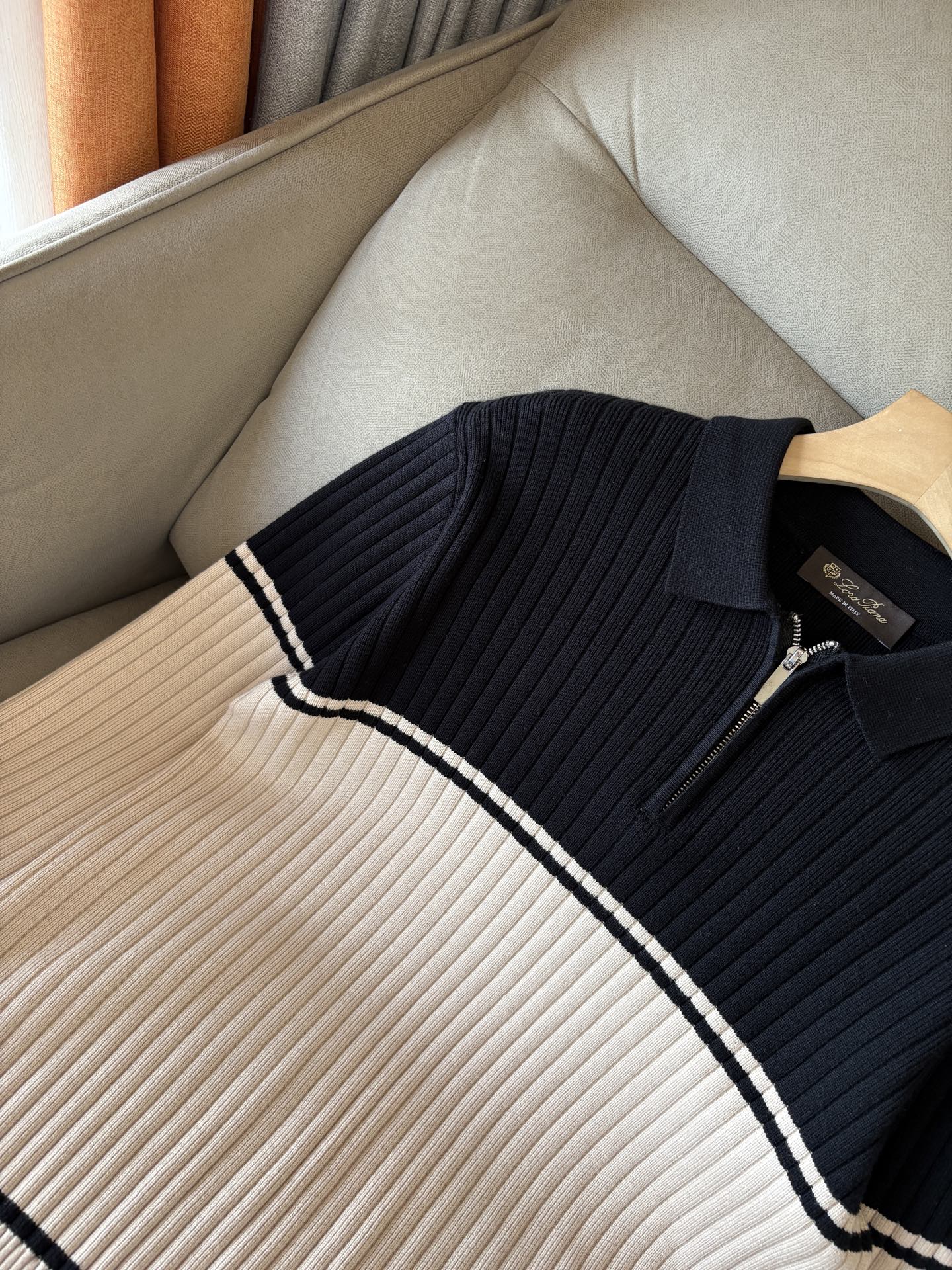 耗时王”菱形提花设计甄选超细优质纱线翻领短袖男士典藏款「耗时王」长袖针织奢雅工艺，触肤即高阶。• 匠心底