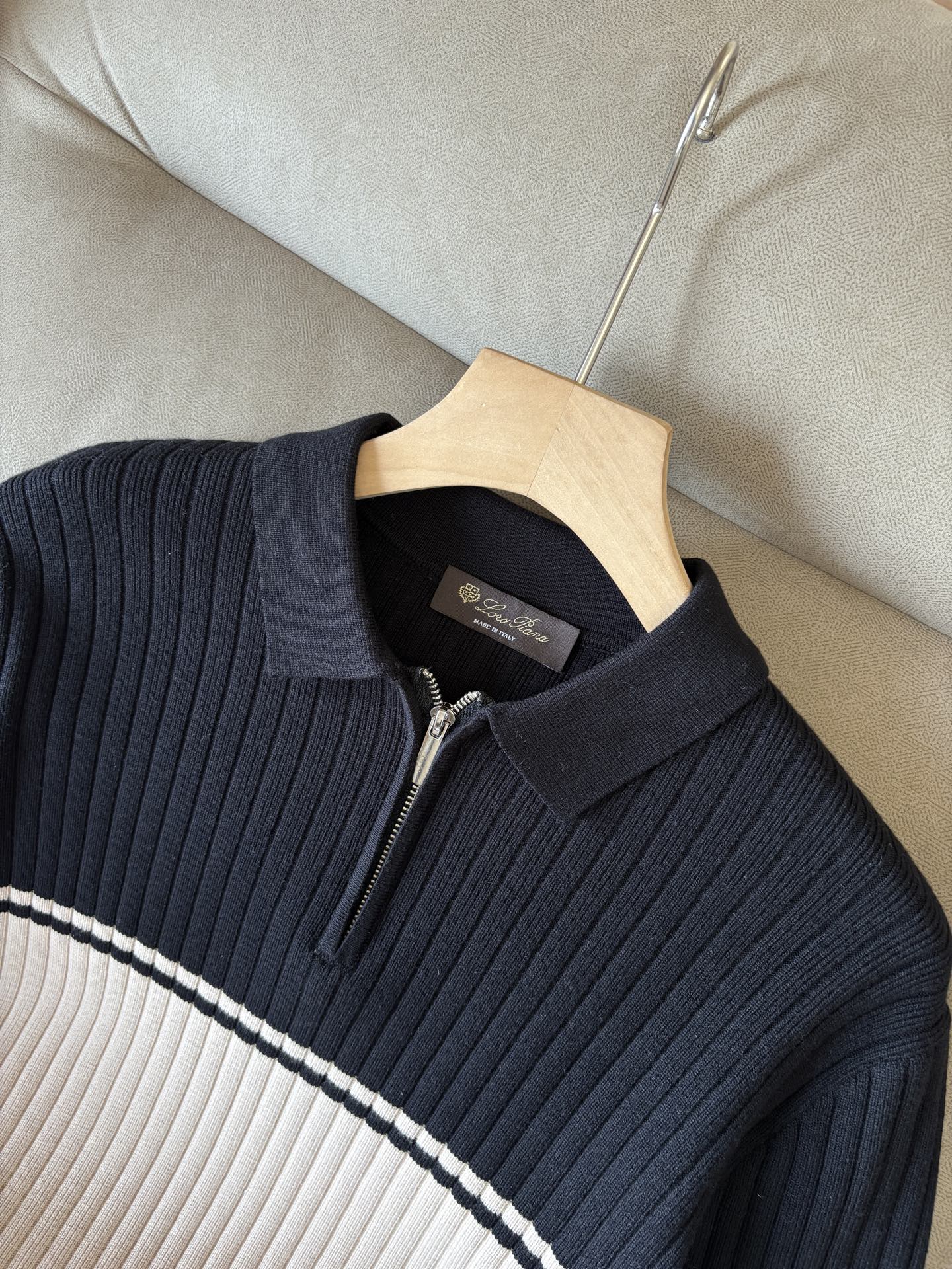 耗时王”菱形提花设计甄选超细优质纱线翻领短袖男士典藏款「耗时王」长袖针织奢雅工艺，触肤即高阶。• 匠心底