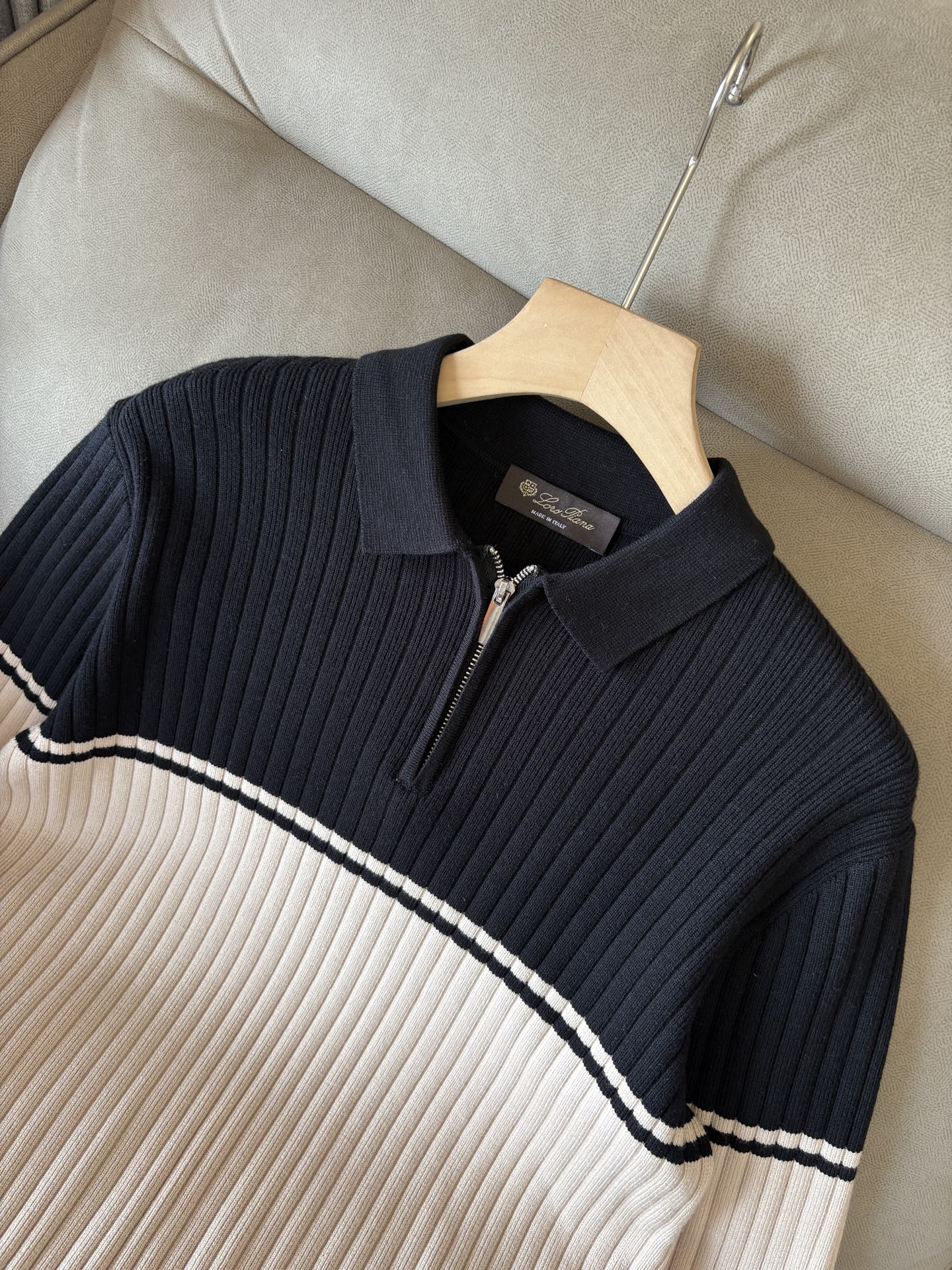 耗时王”菱形提花设计甄选超细优质纱线翻领短袖男士典藏款「耗时王」长袖针织奢雅工艺，触肤即高阶。• 匠心底