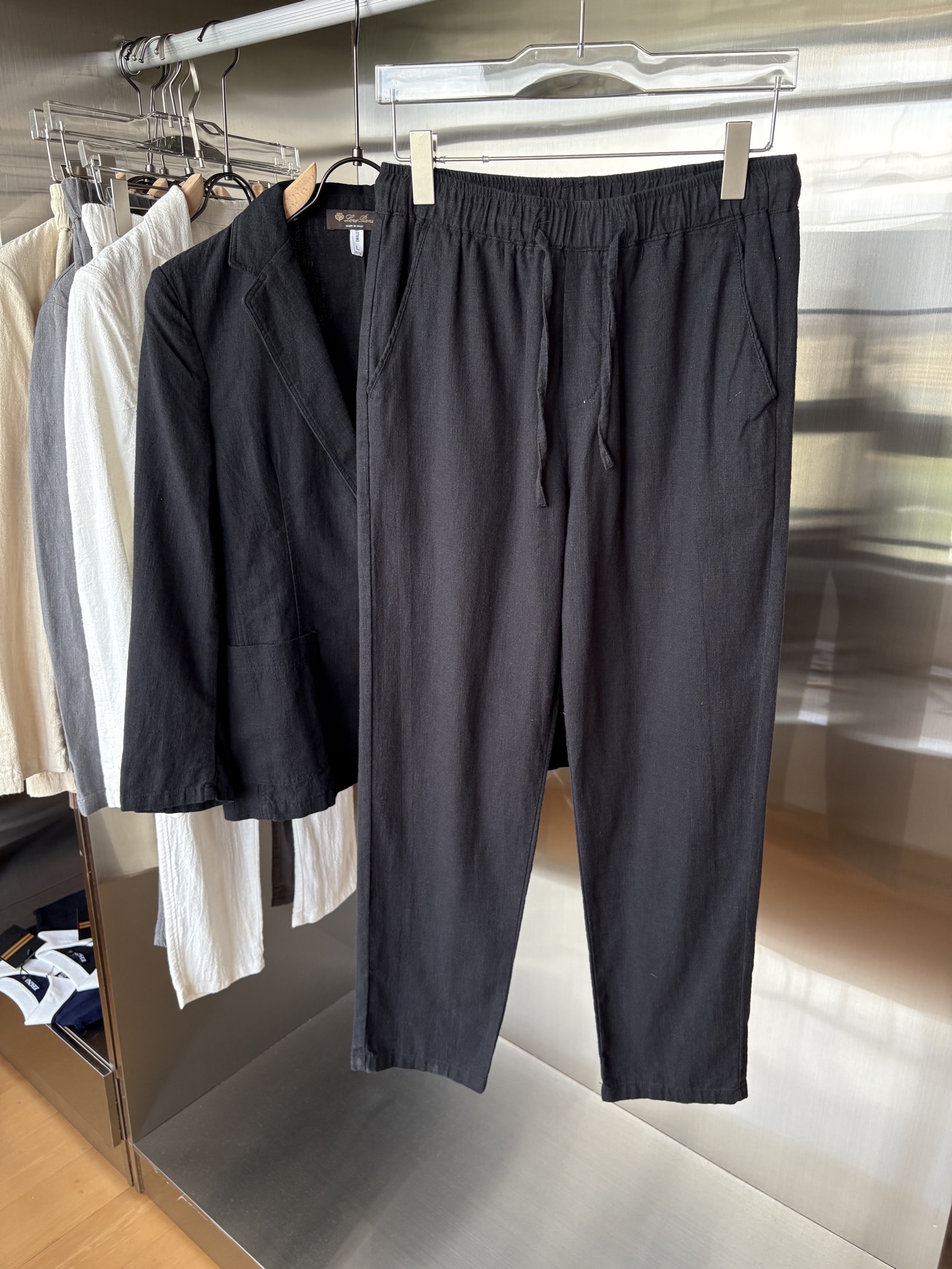 NO:512653,The top luxury imported linen fabric is the old-fashioned style of the flat collar and two-pin buckle slant liner, single-week top luxury choice! Solbiati linen jacket interprets the charm of retro gentlemen. When the legend of century-old fabric encounters classic tailoring, a suit that can interpret the excellent taste and style of men came into being. This flat collar and two-pin slant liner suit made of imported fabric of 'Mark' Solbiati is a masterpiece of interweaving elegance and retro, and will start a journey of exquisite outfits for you.  The use of imported linen fabrics shows the top texture. It is known as the 'King of Ma' and has a long history of more than a hundred years. Its strict control of linen raw materials and exquisite textile craftsmanship give the fabric an unparalleled quality. The 30-piece fineness makes the fabric delicate and tough. The 138 grams weight is moderate, which not only ensures a crisp and stylish dressing effect, but also has good breathability and comfort. The natural texture and color of linen demonstrates a unique natural beauty. Every time it is worn, it seems to be intimate contact with nature. In the hot summer, it can quickly take away the heat on the body surface and keep it refreshing; in other seasons, its warmth can bring just the right warmth, truly achieving a dressing experience that is suitable for all seasons.  Retro old Qian style elements are unique. The retro old Qian style design is inspired by classics and incorporates the understanding of modern fashion, making the suit exude a time-honored charm. The flat collar design is simple and elegant, classic and versatile, and can cleverly modify the face and neck lines, showing the ability and confidence of men. The two-bar design not only conforms to the specifications of traditional suits, but also adds a bit of neatness. When worn, you can open and close freely according to the occasion to create different styles. The details of the oblique lining not only enhances the three-dimensionality and support of the suit, making the overall shape more crisp, but also effectively prevents the suit from deforming and extends the service life. M-4XL, loro piano, jackets & coats, business suit, alexander wang19860909Lp麻王”之称顶奢进口亚麻面料复古老钱风款式平驳领两粒扣斜插衬单西顶奢之选！Solbiati亚麻夹克演绎复古绅士魅力 当百年面料传奇邂逅经典剪裁,一款能诠释男士卓越品味与格调的西装应运而生.这款以“麻王”Solbiati进口面料打造的平驳领两粒扣斜插衬单西装,是优雅与复古交织的杰作,将为你开启一段精致的穿搭之旅. 选用进口亚麻面料,尽显顶级质感.素有“麻王”之称,拥有超过百年的悠久历史.其对亚麻原料的严格把控与精湛的纺织工艺,赋予了面料无与伦比的品质.30支的精细度,让面料质感细腻且富有韧性,138克的克重适中,既保证了挺括有型的穿着效果,又具备良好的透气性和舒适性.亚麻天然的纹理与色泽,彰显着独特的自然美感,每一次穿着都仿佛是与大自然的亲密接触.在炎炎夏日,它能迅速带走体表热量,保持清爽；而在其他季节,其保暖性又能带来恰到好处的温暖,真正实现四季皆宜的穿搭体验. 复古老钱风元素,别具韵味.复古的老钱风设计灵感源自经典,又融入了现代时尚的理解,让西装散发着历久弥新的魅力.平驳领设计简洁大方,经典且百搭,能够巧妙修饰脸型与颈部线条,展现出男士的干练与自信.两粒扣的设计既符合传统西装的规范,又增添了几分利落感,穿着时可根据场合自由开合,塑造出不同的风格.斜插衬的细节处理,不仅增强了西装的立体感和支撑性,使整体造型更加挺括,还能有效防止西装变形,延长使用寿命. 码数M-4XL,,loro piana,jackets & coats,business suit,alexander wang,Men's clothing