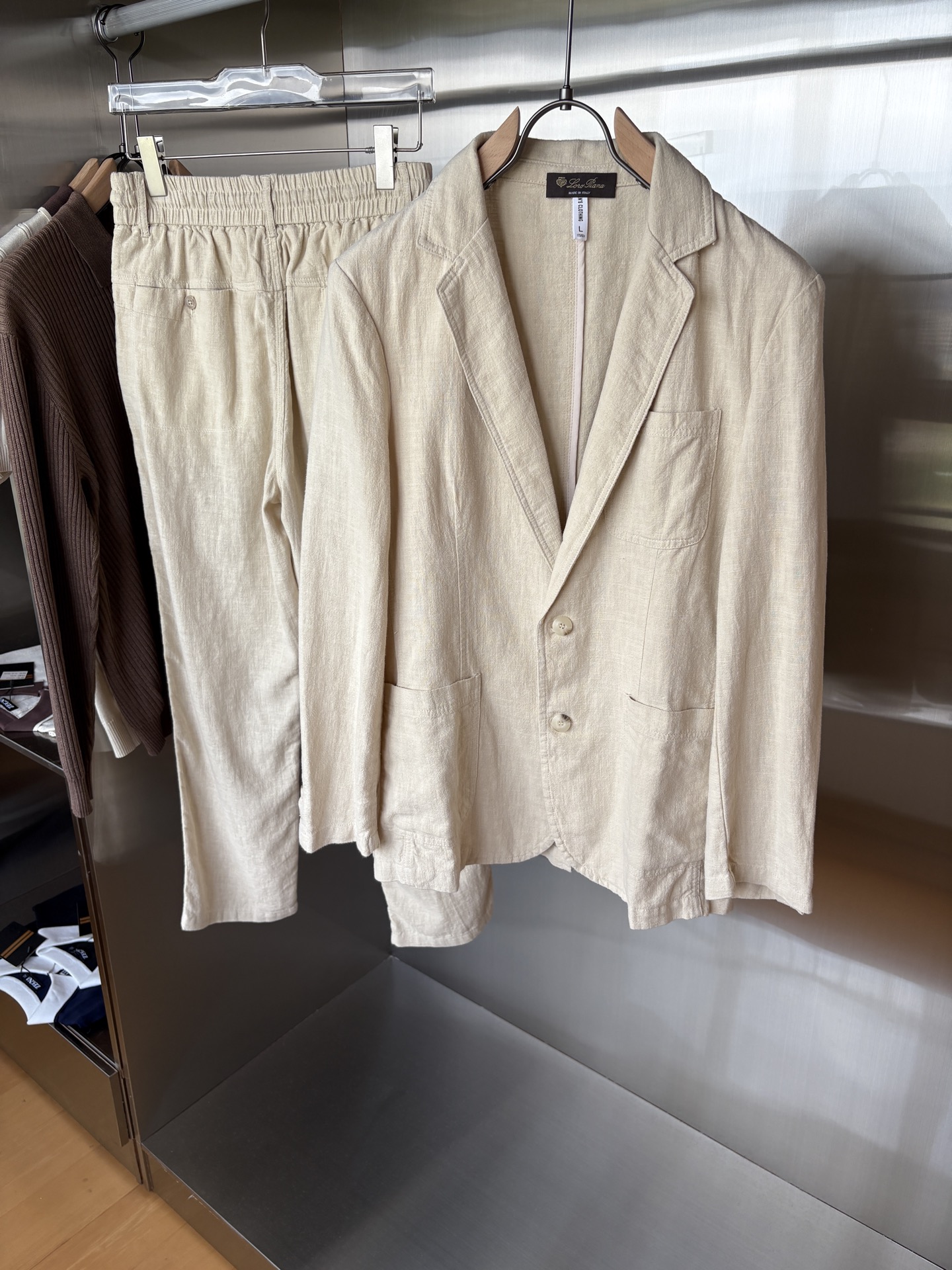 NO:512647,Pants; top LP Ma Wang' is known as the top luxury imported linen fabric retro old money style flat collar two-pin buckle oblique liner single top luxury choice! Solbiati linen jacket interprets the charm of retro gentlemen When the century-old fabric legend encounters classic tailoring, a suit that can interpret men's excellent taste and style came into being. This flat collar two-pin buckle oblique liner single suit made of imported fabric 'Ma Wang' Solbiati is a masterpiece of interweaving elegance and retro, and will start a journey of exquisite outfits for you.  The use of imported linen fabrics shows the top texture. It is known as the 'King of Ma' and has a long history of more than a hundred years. Its strict control of linen raw materials and exquisite textile craftsmanship give the fabric an unparalleled quality. The 30-piece fineness makes the fabric delicate and tough, and the weight of the gram is moderate, which not only ensures a crisp and stylish dressing effect, but also has good breathability and comfort. The natural texture and color of linen demonstrates a unique natural beauty. Every time it is worn, it seems to be intimate contact with nature. In the hot summer, it can quickly take away the heat on the body surface and keep it refreshing; in other seasons, its warmth can bring just the right warmth, truly achieving a dressing experience that is suitable for all seasons.  Retro old Qian style elements are unique. The retro old Qian style design is inspired by classics and incorporates the understanding of modern fashion, making the suit exude a time-honored charm. The flat collar design is simple and elegant, classic and versatile, and can cleverly modify the face and neck lines, showing the ability and confidence of men. The two-bar design not only conforms to the specifications of traditional suits, but also adds a bit of neatness. When worn, you can open and close freely according to the occasion to create different styles. The details of the oblique lining not only enhances the three-dimensionality and support of the suit, making the overall shape more crisp, but also effectively prevents the suit from deforming and extends the service life. M-4XL, loro piano, jackets & coats, business suit, alexander wang19860909裤子；上衣LP麻王”之称顶奢进口亚麻面料复古老钱风款式平驳领两粒扣斜插衬单西顶奢之选！Solbiati亚麻夹克演绎复古绅士魅力 当百年面料传奇邂逅经典剪裁,一款能诠释男士卓越品味与格调的西装应运而生.这款以“麻王”Solbiati进口面料打造的平驳领两粒扣斜插衬单西装,是优雅与复古交织的杰作,将为你开启一段精致的穿搭之旅. 选用进口亚麻面料,尽显顶级质感.素有“麻王”之称,拥有超过百年的悠久历史.其对亚麻原料的严格把控与精湛的纺织工艺,赋予了面料无与伦比的品质.30支的精细度,让面料质感细腻且富有韧性,克的克重适中,既保证了挺括有型的穿着效果,又具备良好的透气性和舒适性.亚麻天然的纹理与色泽,彰显着独特的自然美感,每一次穿着都仿佛是与大自然的亲密接触.在炎炎夏日,它能迅速带走体表热量,保持清爽；而在其他季节,其保暖性又能带来恰到好处的温暖,真正实现四季皆宜的穿搭体验. 复古老钱风元素,别具韵味.复古的老钱风设计灵感源自经典,又融入了现代时尚的理解,让西装散发着历久弥新的魅力.平驳领设计简洁大方,经典且百搭,能够巧妙修饰脸型与颈部线条,展现出男士的干练与自信.两粒扣的设计既符合传统西装的规范,又增添了几分利落感,穿着时可根据场合自由开合,塑造出不同的风格.斜插衬的细节处理,不仅增强了西装的立体感和支撑性,使整体造型更加挺括,还能有效防止西装变形,延长使用寿命. 码数M-4XL,,loro piana,jackets & coats,business suit,alexander wang,Men's clothing