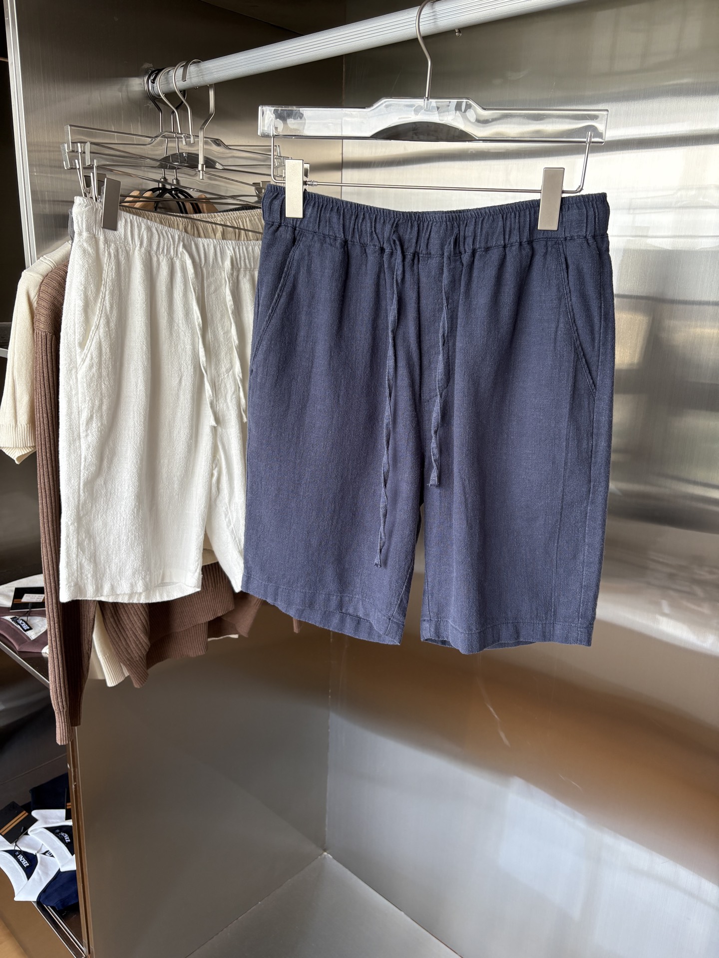 NO:512649,The top luxury imported linen fabric is the old-fashioned style of the flat collar and two-pin buckle slant liner, single-week top luxury choice! Solbiati linen jacket interprets the charm of retro gentlemen. When the legend of century-old fabric encounters classic tailoring, a suit that can interpret the excellent taste and style of men came into being. This flat collar and two-pin slant liner suit made of imported fabric of 'Mark' Solbiati is a masterpiece of interweaving elegance and retro, and will start a journey of exquisite outfits for you.  The use of imported linen fabrics shows the top texture. It is known as the 'King of Ma' and has a long history of more than a hundred years. Its strict control of linen raw materials and exquisite textile craftsmanship give the fabric an unparalleled quality. The 30-piece fineness makes the fabric delicate and tough. The 138 grams weight is moderate, which not only ensures a crisp and stylish dressing effect, but also has good breathability and comfort. The natural texture and color of linen demonstrates a unique natural beauty. Every time it is worn, it seems to be intimate contact with nature. In the hot summer, it can quickly take away the heat on the body surface and keep it refreshing; in other seasons, its warmth can bring just the right warmth, truly achieving a dressing experience that is suitable for all seasons.  Retro old Qian style elements are unique. The retro old Qian style design is inspired by classics and incorporates the understanding of modern fashion, making the suit exude a time-honored charm. The flat collar design is simple and elegant, classic and versatile, and can cleverly modify the face and neck lines, showing the ability and confidence of men. The two-bar design not only conforms to the specifications of traditional suits, but also adds a bit of neatness. When worn, you can open and close freely according to the occasion to create different styles. The details of the oblique lining not only enhances the three-dimensionality and support of the suit, making the overall shape more crisp, but also effectively prevents the suit from deforming and extends the service life. M-4XL, loro piano, jackets & coats, business suit, alexander wang19860909Lp麻王”之称顶奢进口亚麻面料复古老钱风款式平驳领两粒扣斜插衬单西顶奢之选！Solbiati亚麻夹克演绎复古绅士魅力 当百年面料传奇邂逅经典剪裁,一款能诠释男士卓越品味与格调的西装应运而生.这款以“麻王”Solbiati进口面料打造的平驳领两粒扣斜插衬单西装,是优雅与复古交织的杰作,将为你开启一段精致的穿搭之旅. 选用进口亚麻面料,尽显顶级质感.素有“麻王”之称,拥有超过百年的悠久历史.其对亚麻原料的严格把控与精湛的纺织工艺,赋予了面料无与伦比的品质.30支的精细度,让面料质感细腻且富有韧性,138克的克重适中,既保证了挺括有型的穿着效果,又具备良好的透气性和舒适性.亚麻天然的纹理与色泽,彰显着独特的自然美感,每一次穿着都仿佛是与大自然的亲密接触.在炎炎夏日,它能迅速带走体表热量,保持清爽；而在其他季节,其保暖性又能带来恰到好处的温暖,真正实现四季皆宜的穿搭体验. 复古老钱风元素,别具韵味.复古的老钱风设计灵感源自经典,又融入了现代时尚的理解,让西装散发着历久弥新的魅力.平驳领设计简洁大方,经典且百搭,能够巧妙修饰脸型与颈部线条,展现出男士的干练与自信.两粒扣的设计既符合传统西装的规范,又增添了几分利落感,穿着时可根据场合自由开合,塑造出不同的风格.斜插衬的细节处理,不仅增强了西装的立体感和支撑性,使整体造型更加挺括,还能有效防止西装变形,延长使用寿命. 码数M-4XL,,loro piana,jackets & coats,business suit,alexander wang,Men's clothing