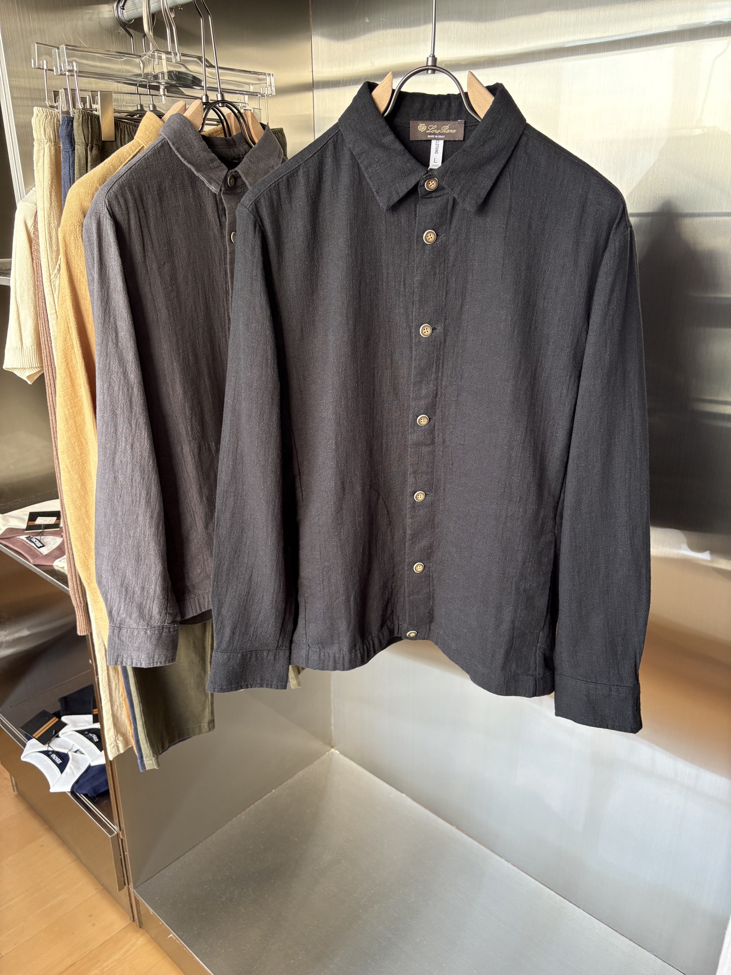 NO:512651,The top luxury imported linen fabric is the old-fashioned style, the two-pin buckle slant linen, the top luxury choice is the top luxury choice! Solbiati linen jacket interprets the charm of retro gentlemen. When the legend of century-old fabric encounters classic tailoring, a suit that can interpret the excellent taste and style of men came into being. This flat-lucked two-pin slant linen suit made of imported fabric of 'Mark' Solbiati is a masterpiece of interweaving elegance and retro, and will start a journey of exquisite outfits for you.  The use of imported linen fabrics shows the top texture. It is known as the 'King of Ma' and has a long history of more than a hundred years. Its strict control of linen raw materials and exquisite textile craftsmanship give the fabric an unparalleled quality. The 30-piece fineness makes the fabric delicate and tough. The 138 grams weight is moderate, which not only ensures a crisp and stylish dressing effect, but also has good breathability and comfort. The natural texture and color of linen demonstrates a unique natural beauty. Every time it is worn, it seems to be intimate contact with nature. In the hot summer, it can quickly take away the heat on the body surface and keep it refreshing; in other seasons, its warmth can bring just the right warmth, truly achieving a dressing experience that is suitable for all seasons.  Retro old Qian style elements are unique. The retro old Qian style design is inspired by classics and incorporates the understanding of modern fashion, making the suit exude a time-honored charm. The flat collar design is simple and elegant, classic and versatile, and can cleverly modify the face and neck lines, showing the ability and confidence of men. The two-bar design not only conforms to the specifications of traditional suits, but also adds a bit of neatness. When worn, you can open and close freely according to the occasion to create different styles. The details of the oblique lining not only enhances the three-dimensionality and support of the suit, making the overall shape more crisp, but also effectively prevents the suit from deforming and extends the service life. M-4XL, loro piano, jackets & coats, business suit, alexander wang19860909LP麻王”之称顶奢进口亚麻面料复古老钱风款式平驳领两粒扣斜插衬单西顶奢之选！Solbiati亚麻夹克演绎复古绅士魅力 当百年面料传奇邂逅经典剪裁,一款能诠释男士卓越品味与格调的西装应运而生.这款以“麻王”Solbiati进口面料打造的平驳领两粒扣斜插衬单西装,是优雅与复古交织的杰作,将为你开启一段精致的穿搭之旅. 选用进口亚麻面料,尽显顶级质感.素有“麻王”之称,拥有超过百年的悠久历史.其对亚麻原料的严格把控与精湛的纺织工艺,赋予了面料无与伦比的品质.30支的精细度,让面料质感细腻且富有韧性,138克的克重适中,既保证了挺括有型的穿着效果,又具备良好的透气性和舒适性.亚麻天然的纹理与色泽,彰显着独特的自然美感,每一次穿着都仿佛是与大自然的亲密接触.在炎炎夏日,它能迅速带走体表热量,保持清爽；而在其他季节,其保暖性又能带来恰到好处的温暖,真正实现四季皆宜的穿搭体验. 复古老钱风元素,别具韵味.复古的老钱风设计灵感源自经典,又融入了现代时尚的理解,让西装散发着历久弥新的魅力.平驳领设计简洁大方,经典且百搭,能够巧妙修饰脸型与颈部线条,展现出男士的干练与自信.两粒扣的设计既符合传统西装的规范,又增添了几分利落感,穿着时可根据场合自由开合,塑造出不同的风格.斜插衬的细节处理,不仅增强了西装的立体感和支撑性,使整体造型更加挺括,还能有效防止西装变形,延长使用寿命. 码数M-4XL,,loro piana,jackets & coats,business suit,alexander wang,Men's clothing