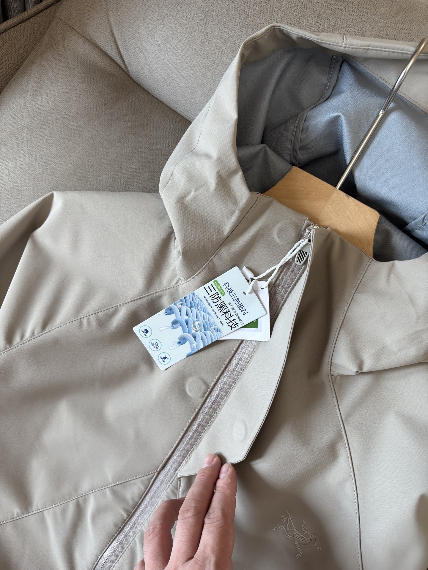 爆款 顶配 Beta SL冲锋衣是一款专为户外探险设计的高性能外套。
采用GORE-TEX 面料。
具备