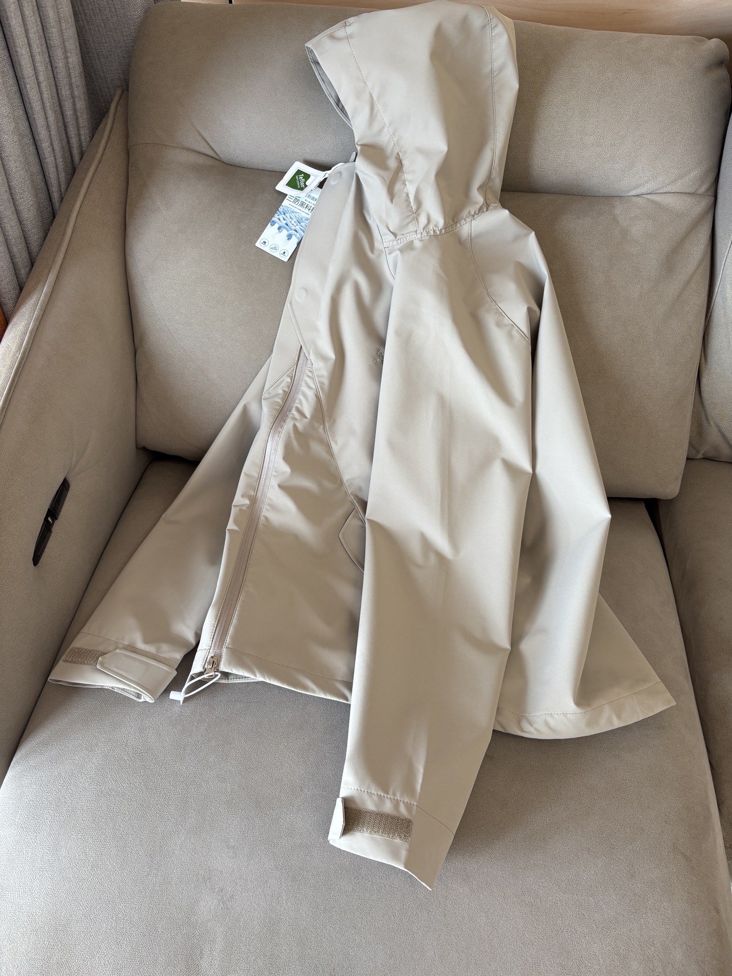 爆款 顶配 Beta SL冲锋衣是一款专为户外探险设计的高性能外套。
采用GORE-TEX 面料。
具备