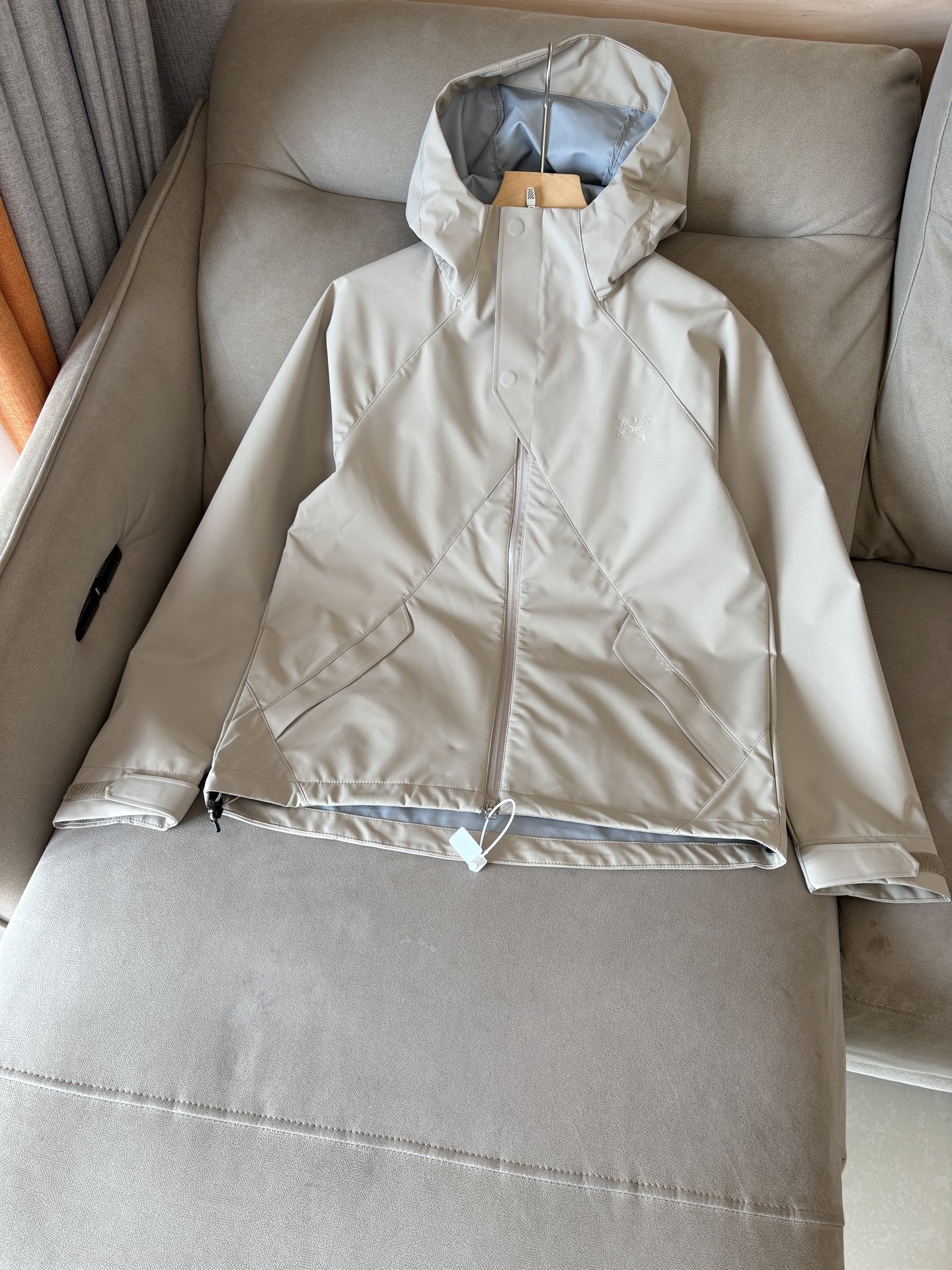 爆款 顶配 Beta SL冲锋衣是一款专为户外探险设计的高性能外套。
采用GORE-TEX 面料。
具备