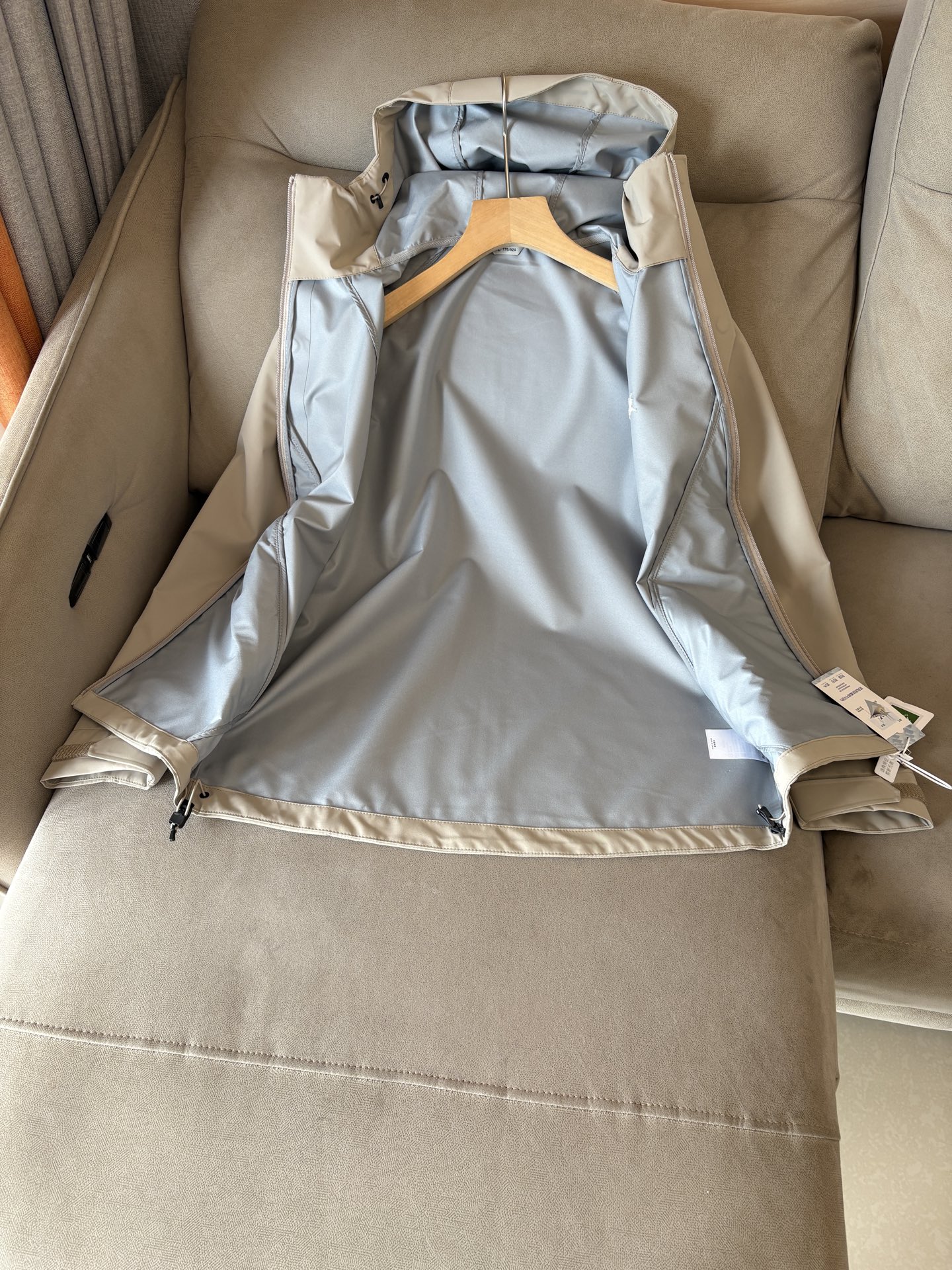 爆款 顶配 Beta SL冲锋衣是一款专为户外探险设计的高性能外套。
采用GORE-TEX 面料。
具备