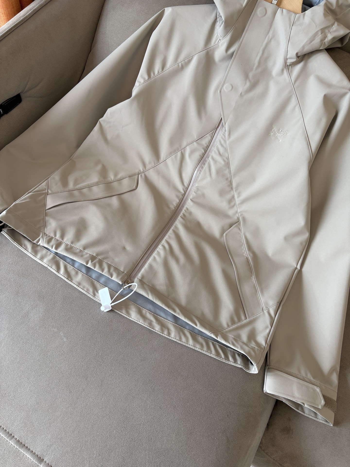 爆款 顶配 Beta SL冲锋衣是一款专为户外探险设计的高性能外套。
采用GORE-TEX 面料。
具备