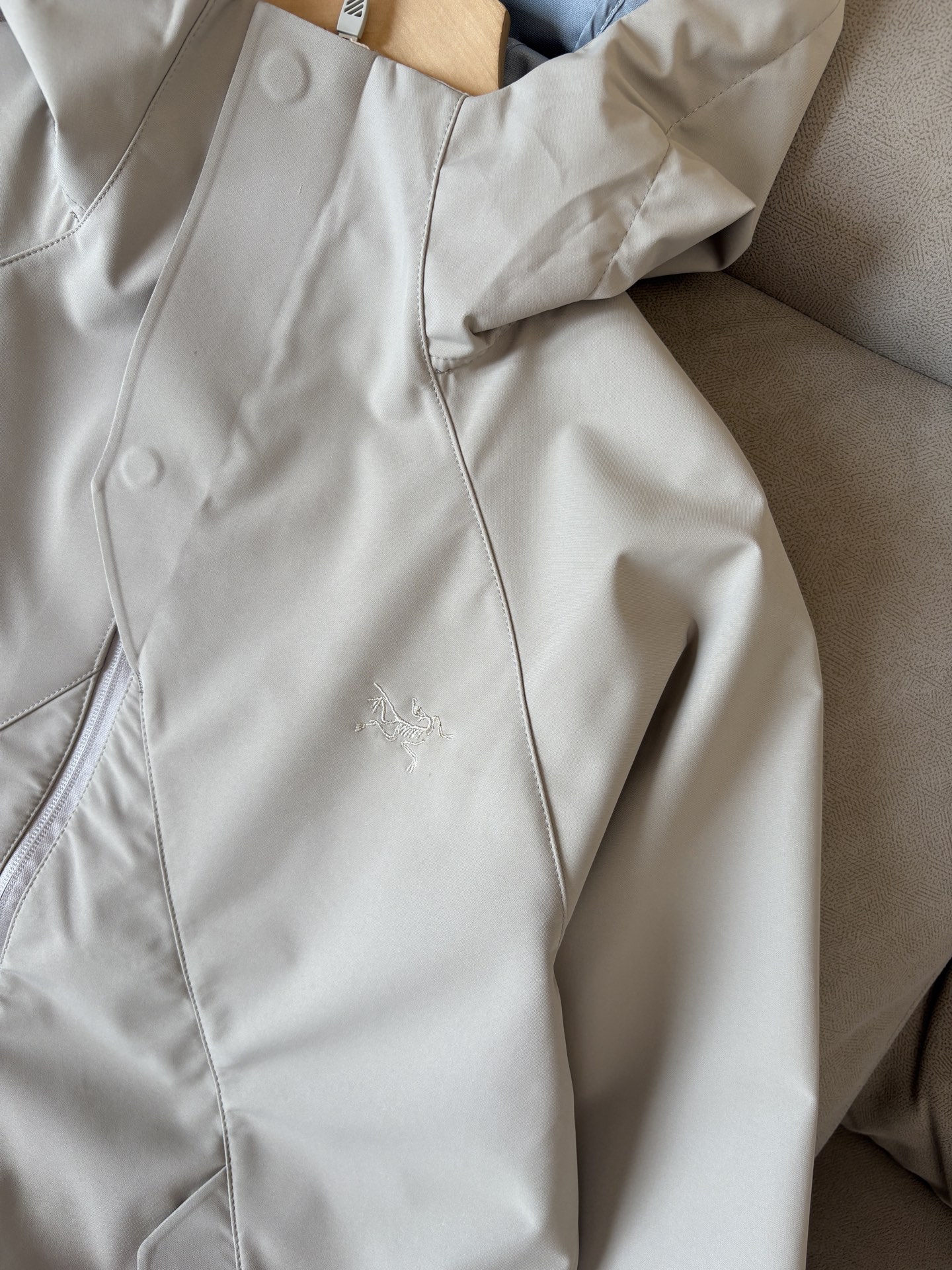 爆款 顶配 Beta SL冲锋衣是一款专为户外探险设计的高性能外套。
采用GORE-TEX 面料。
具备