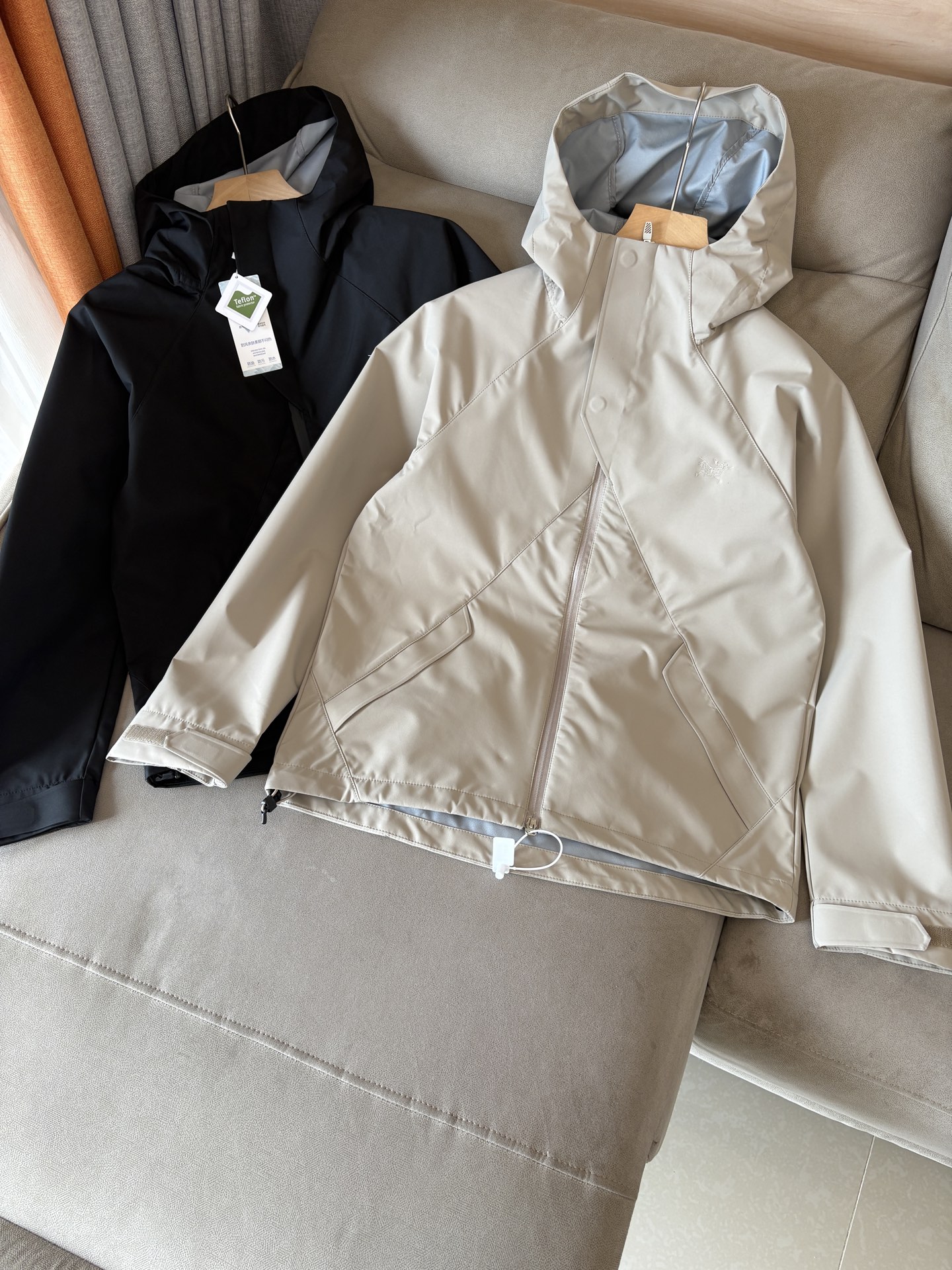 NO:513657,Top-up Beta SL jacket is a high-performance jacket designed for outdoor adventure. It is made of GORE-TEX fabric. It has excellent waterproof and breathable properties to ensure that it remains dry and comfortable in bad weather. Its high-quality design makes it easy to carry and is ideal for long-term hiking and traveling. The new Beta SL color is not only fashionable and eye-catching, but also increases visibility during outdoor activities and improves safety. The unique StormHood hood design provides comprehensive head protection without affecting the field of view. The underarm zipper design enhances breathability and prevents overheating. Whether it is mountaineering, hiking or daily commuting, the Archaeoptera Beta SL Sequoia jacket is an indispensable choice for you. Black color; beige size M-XXXL, arc'teryx, jackets &  coats, hats, alexander wang19860909爆款 顶配 Beta SL冲锋衣是一款专为户外探险设计的高性能外套. 采用GORE-TEX 面料. 具备卓越的防水透气性能,确保在恶劣天气下依然保持干爽舒适. 其高质量设计使其便于携带,非常适合长时间的徒步和旅行. Beta SL新色不仅时尚亮眼,还增加了户外活动中的可见性,提升安全性.独特的 StormHood帽兜设计,提供全面的头部保护,同时不影响视野. 腋下拉链设计增强了透气性,防止过热.无论是登山、徒步还是日常通勤,始祖鸟Beta SL红杉色冲锋衣都是您不可或缺的理想选择. 颜色黑色；米白 尺码M-XXXL,arc'teryx,jackets & coats,hats,alexander wang,Men's clothing