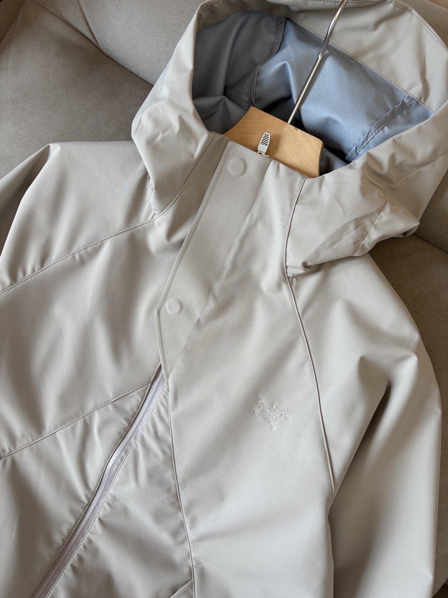 爆款 顶配 Beta SL冲锋衣是一款专为户外探险设计的高性能外套。
采用GORE-TEX 面料。
具备