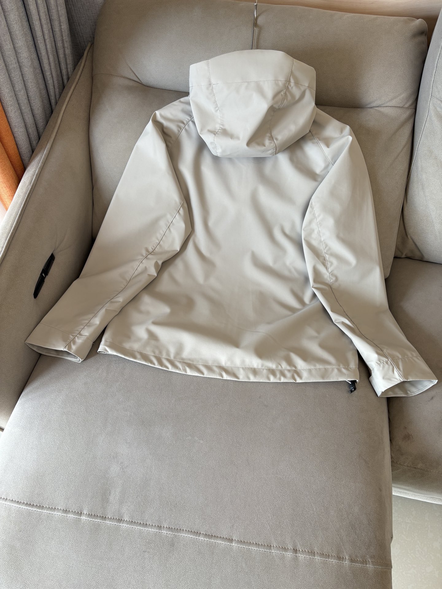 爆款 顶配 Beta SL冲锋衣是一款专为户外探险设计的高性能外套。
采用GORE-TEX 面料。
具备