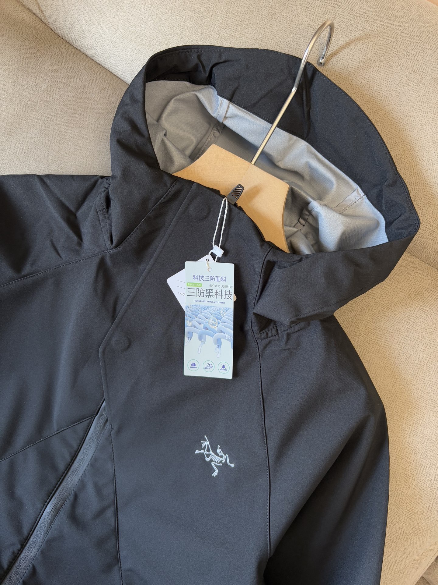 爆款 顶配 Beta SL冲锋衣是一款专为户外探险设计的高性能外套。
采用GORE-TEX 面料。
具备