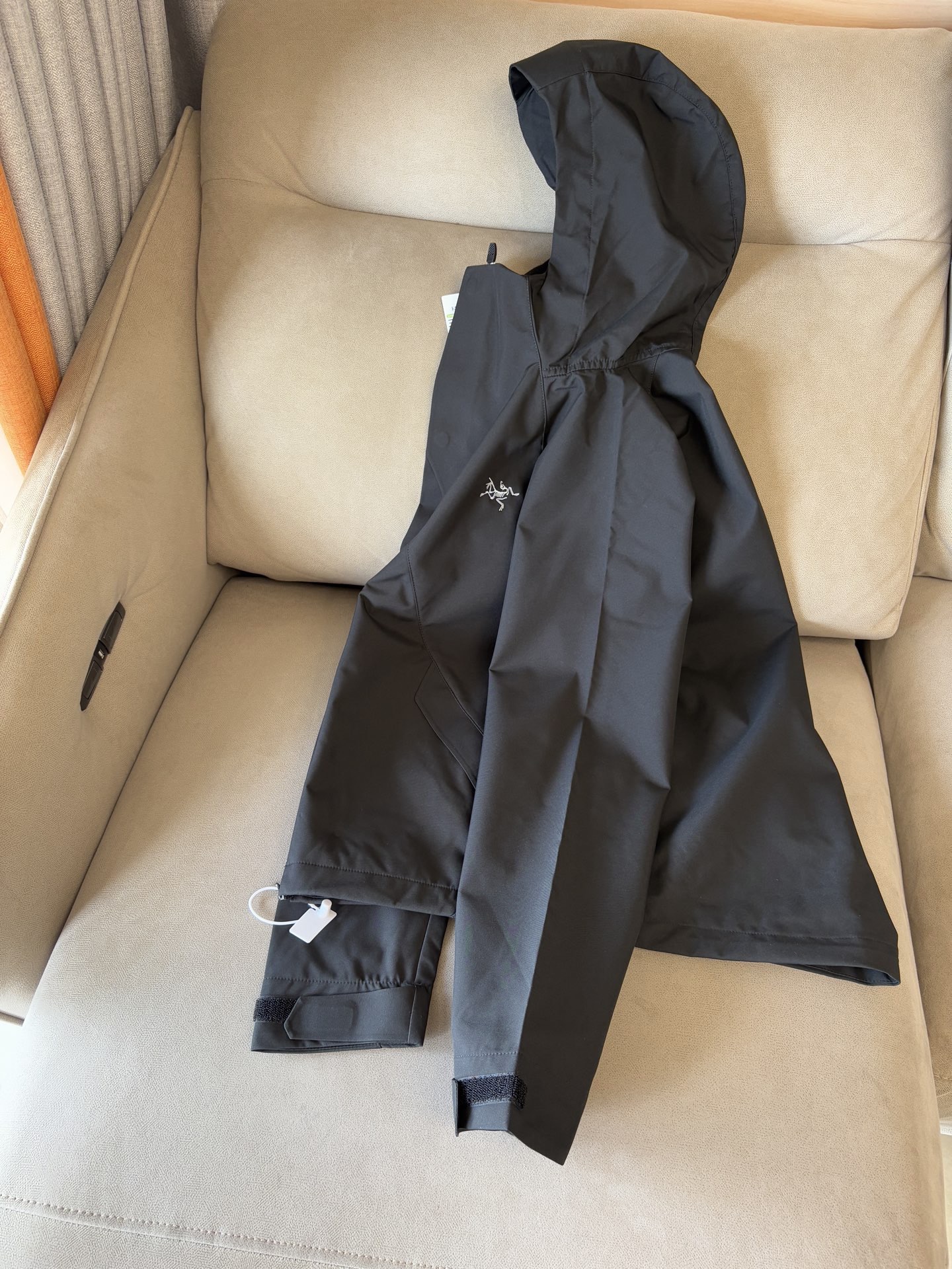 爆款 顶配 Beta SL冲锋衣是一款专为户外探险设计的高性能外套。
采用GORE-TEX 面料。
具备