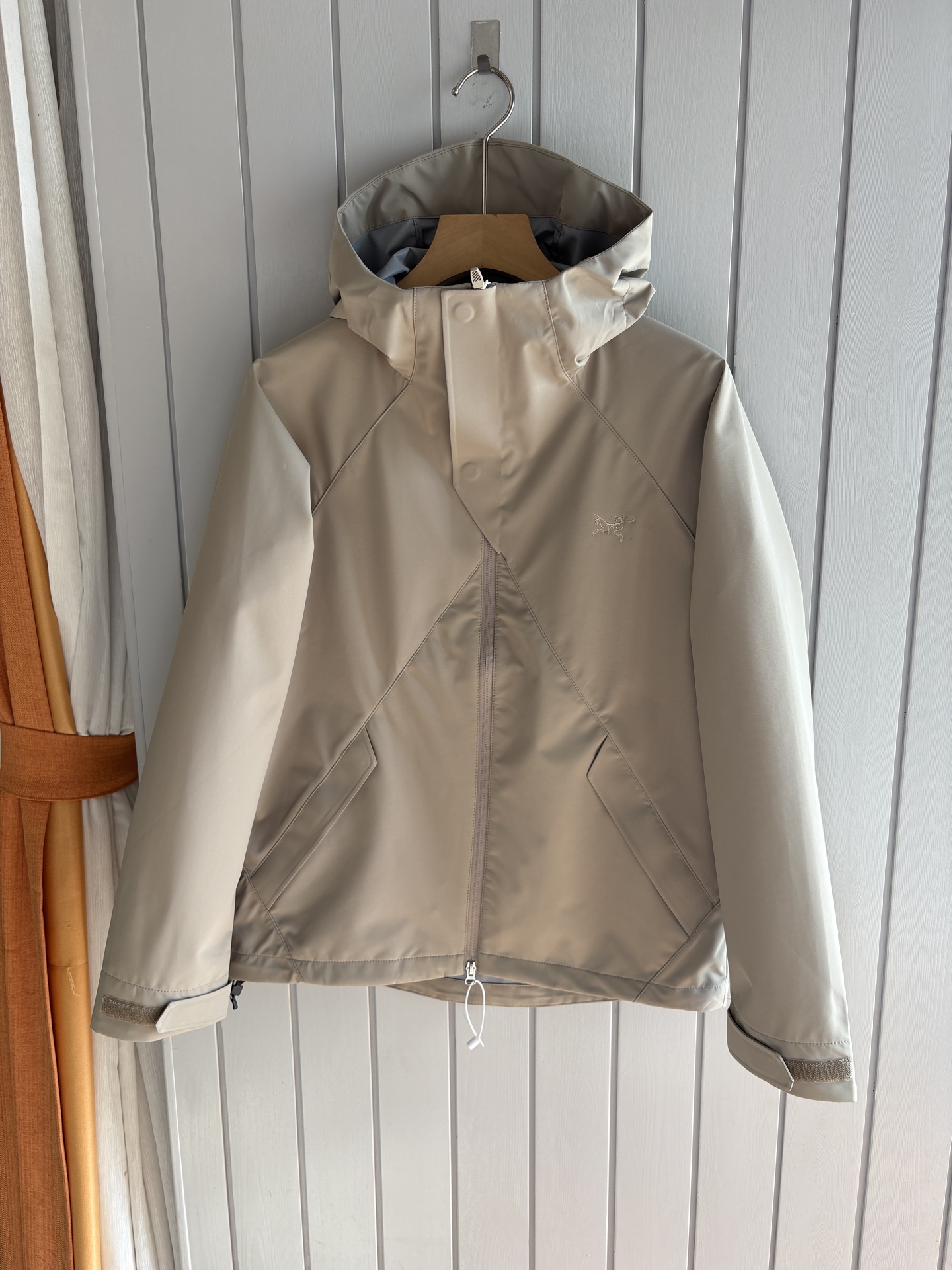 NO:516541,Top-up Beta SL jacket is a high-performance jacket designed for outdoor adventure. It is made of GORE-TEX fabric. It has excellent waterproof and breathable properties to ensure that it remains dry and comfortable in bad weather. Its high-quality design makes it easy to carry and is ideal for long-term hiking and traveling. The new Beta SL color is not only fashionable and eye-catching, but also increases visibility during outdoor activities and improves safety. The unique StormHood hood design provides comprehensive head protection without affecting the field of view. The underarm zipper design enhances breathability and prevents overheating. Whether it is mountaineering, hiking or daily commuting, the Archaeoptera Beta SL Sequoia jacket is an indispensable choice for you. Black color; beige size M-XXXL, arc'teryx, jackets &  coats, hats, alexander wang19860909爆款 顶配 Beta SL冲锋衣是一款专为户外探险设计的高性能外套. 采用GORE-TEX 面料. 具备卓越的防水透气性能,确保在恶劣天气下依然保持干爽舒适. 其高质量设计使其便于携带,非常适合长时间的徒步和旅行. Beta SL新色不仅时尚亮眼,还增加了户外活动中的可见性,提升安全性.独特的 StormHood帽兜设计,提供全面的头部保护,同时不影响视野. 腋下拉链设计增强了透气性,防止过热.无论是登山、徒步还是日常通勤,始祖鸟Beta SL红杉色冲锋衣都是您不可或缺的理想选择. 颜色黑色；米白 尺码M-XXXL,arc'teryx,jackets & coats,hats,alexander wang,Men's clothing